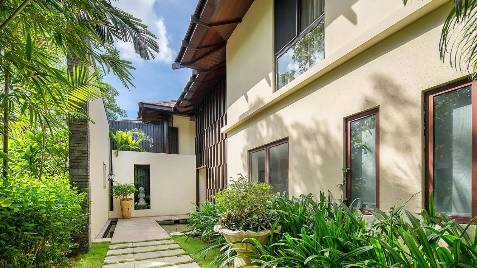 Property building in Sanya Yalong Bay Villas & Spa