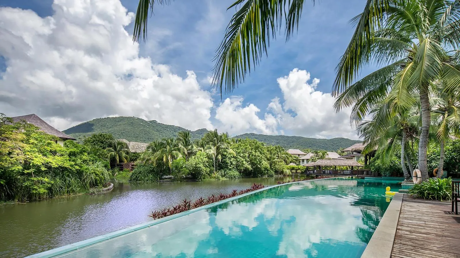Swimming pool in Sanya Yalong Bay Villas & Spa