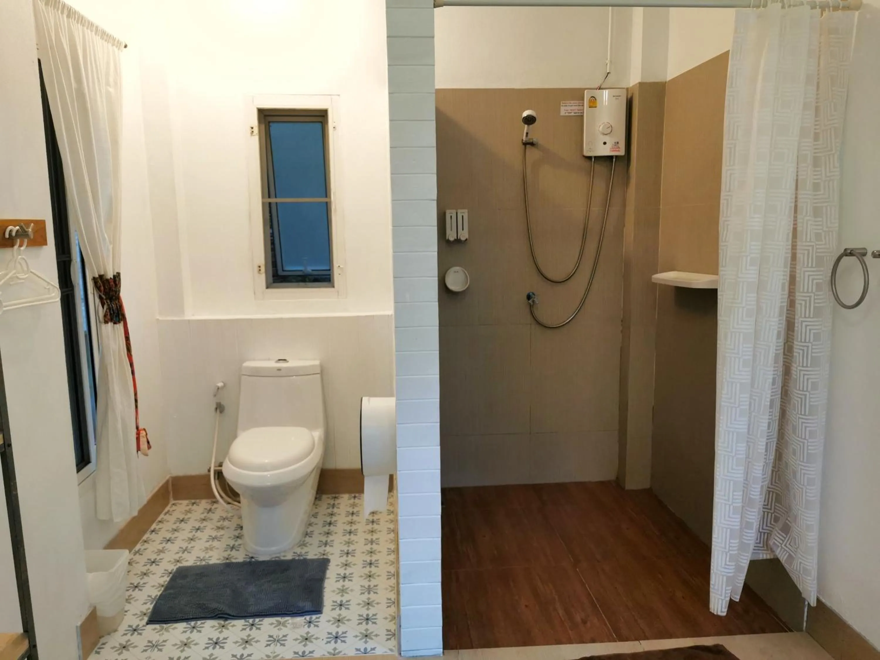 Bathroom in Glur Hostel