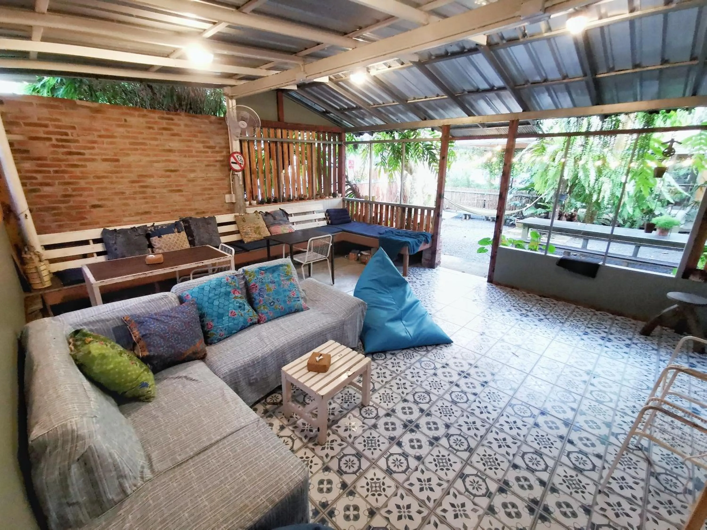 Communal lounge/ TV room in Glur Hostel