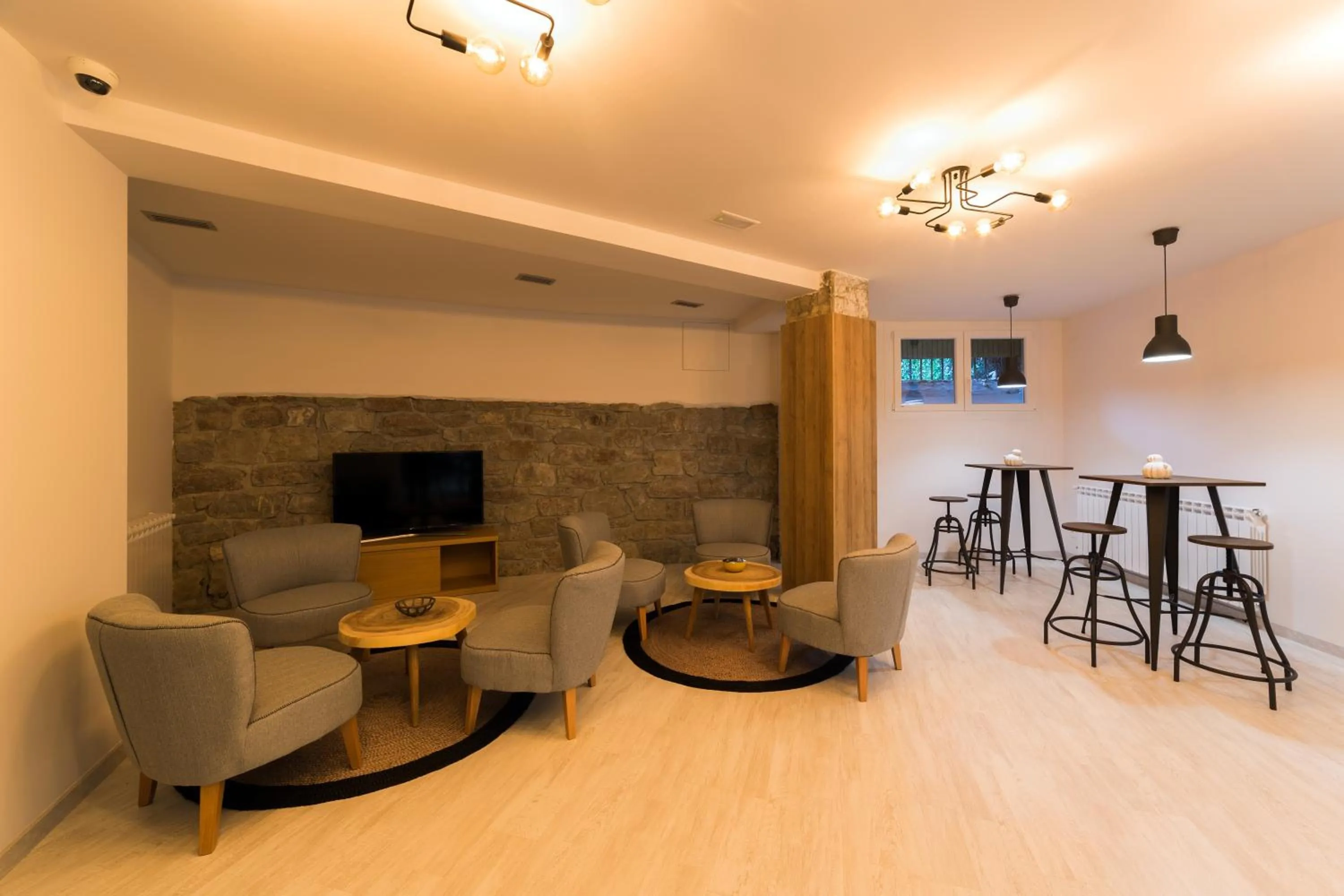 Communal lounge/ TV room in Hotel Onyarbi