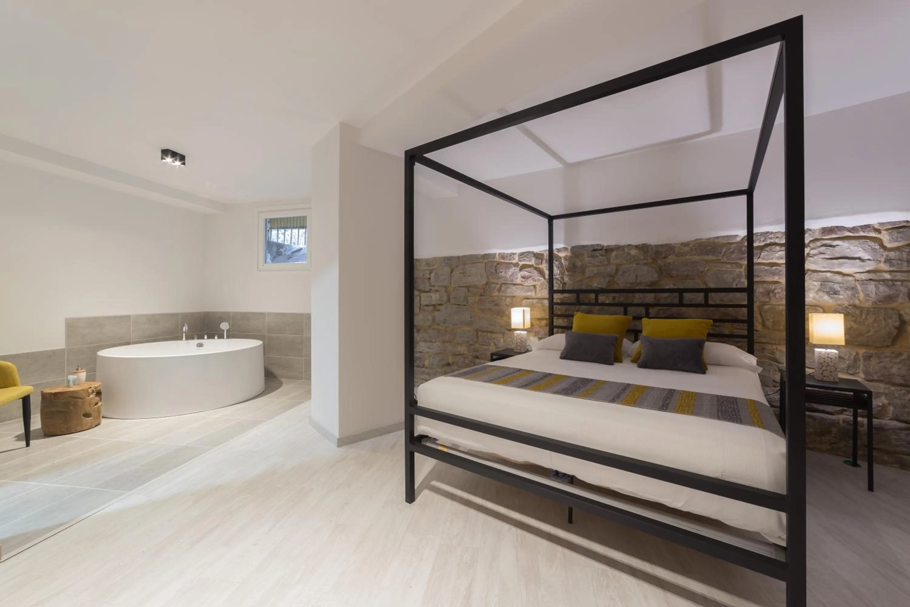 Bed in Hotel Onyarbi