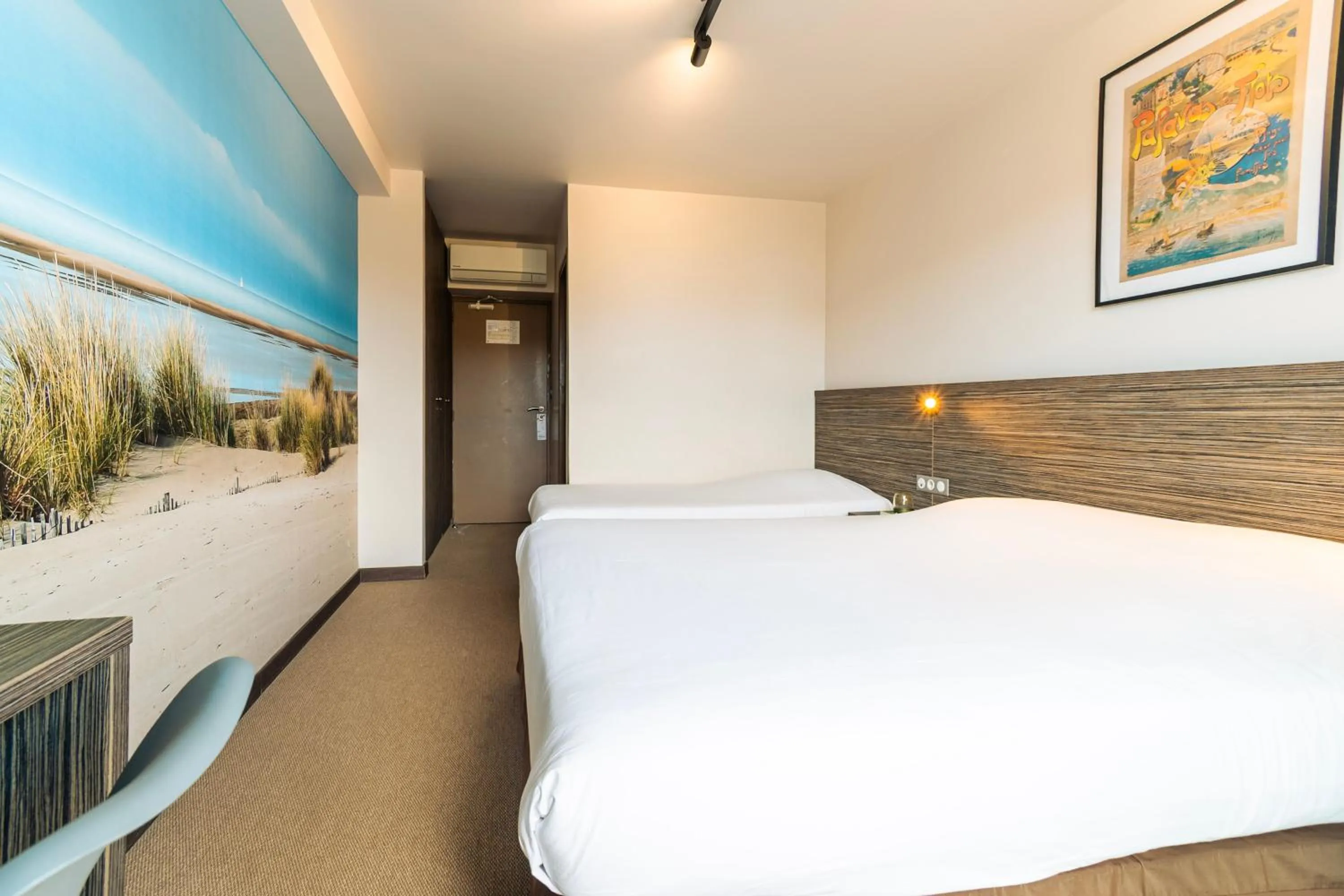 Bedroom, Bed in Hôtel du Midi Plage