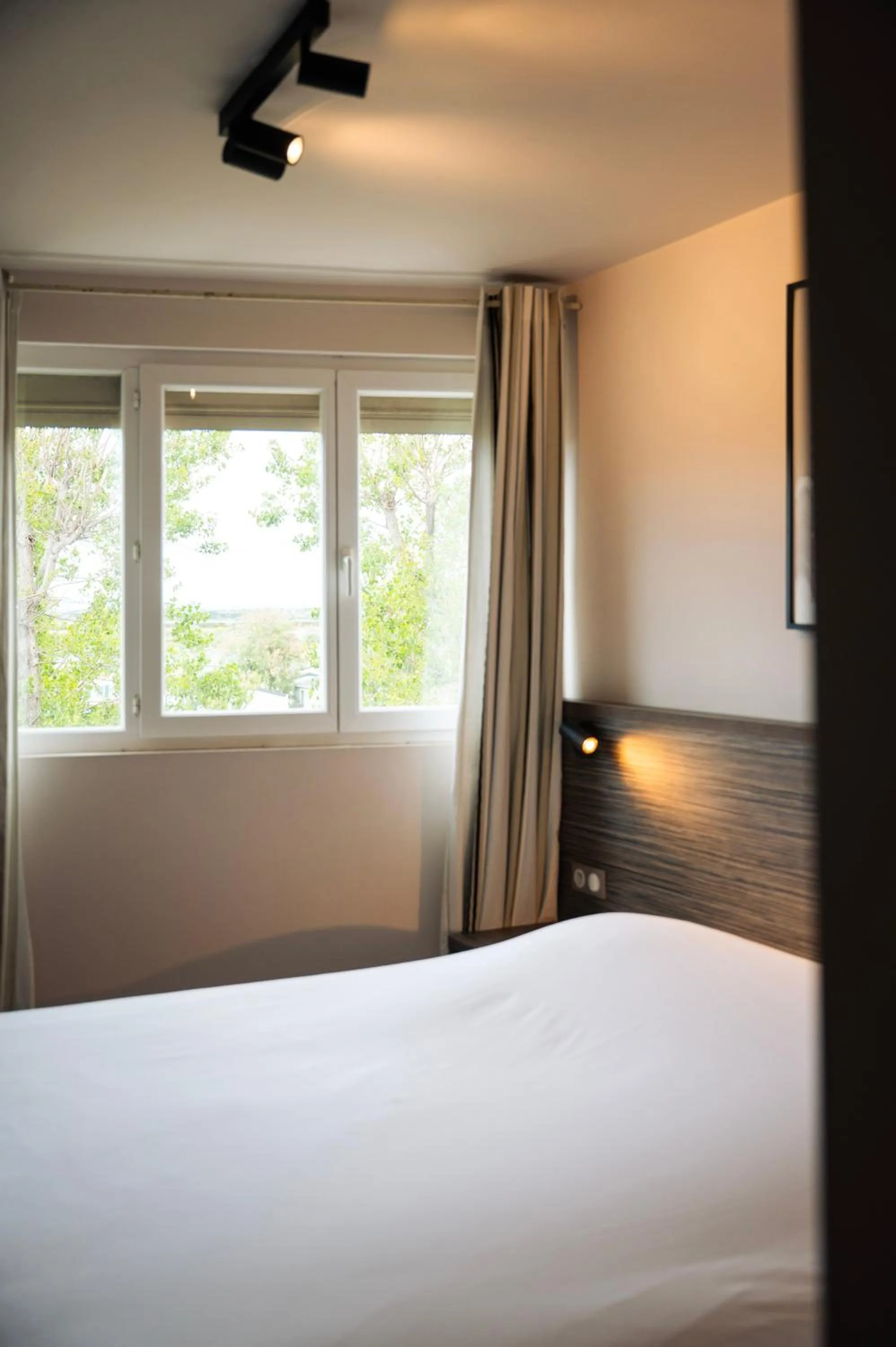 Bedroom, Bed in Hôtel du Midi Plage