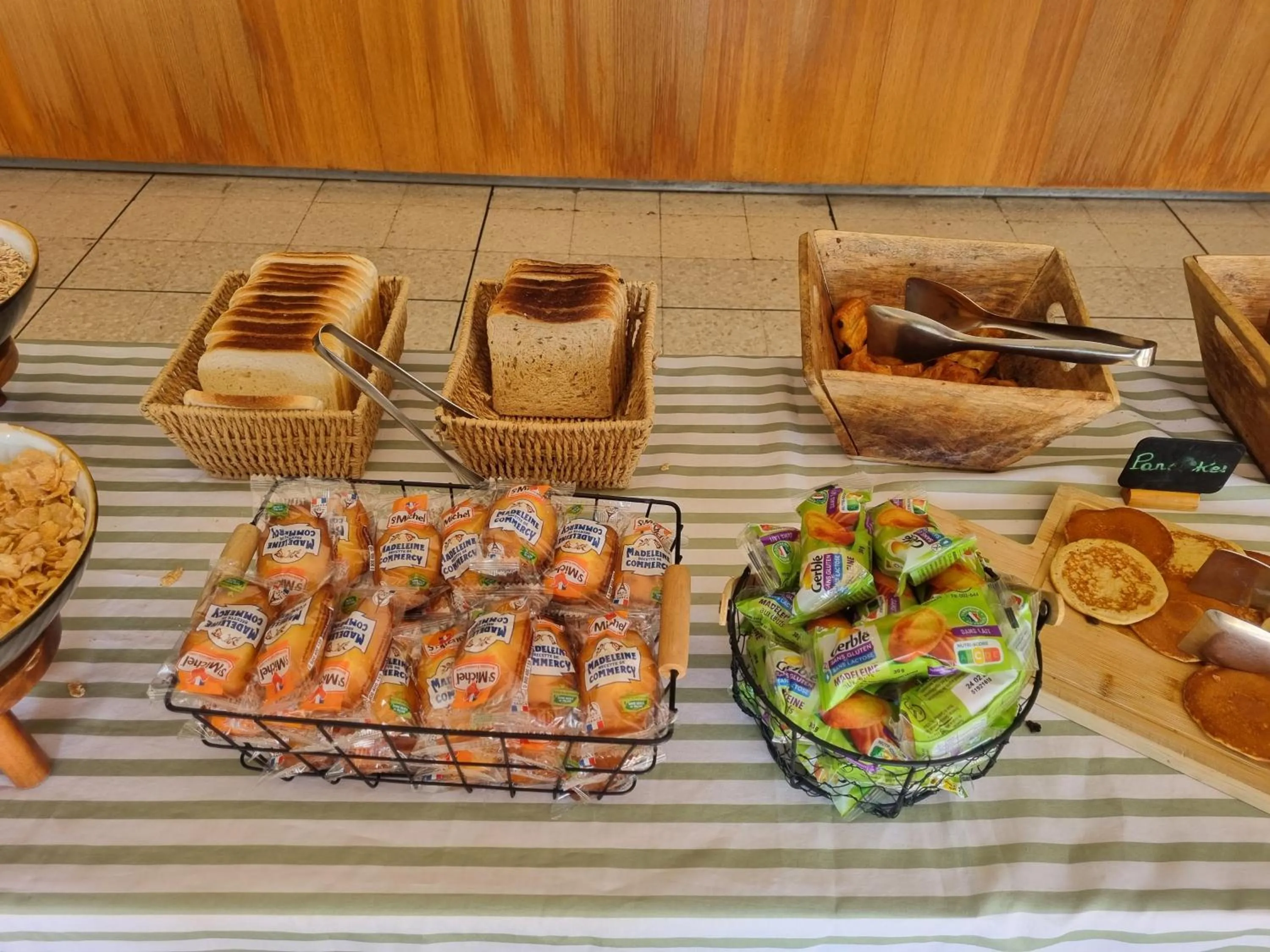 Buffet breakfast in Hôtel du Midi Plage