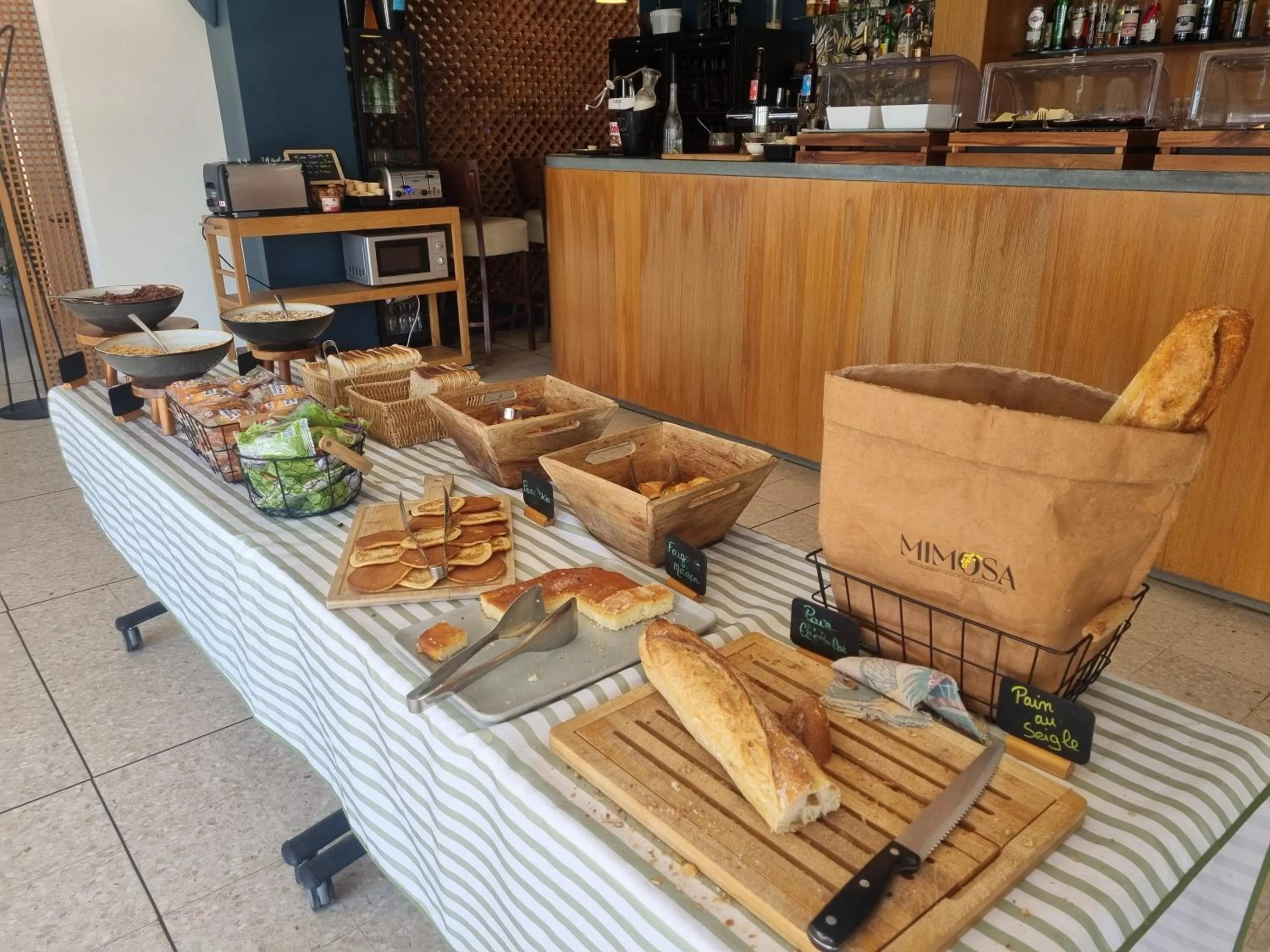 Buffet breakfast in Hôtel du Midi Plage