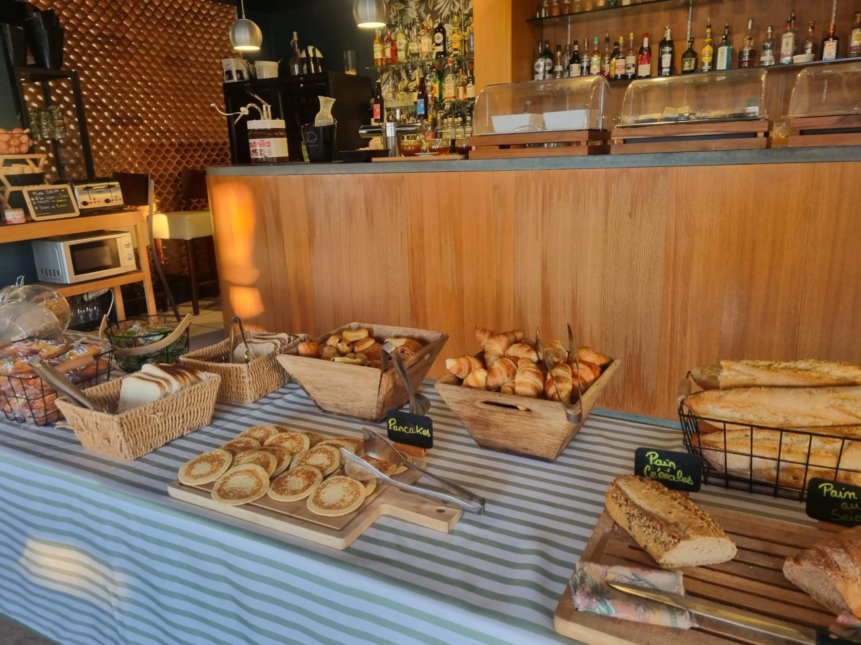 Buffet breakfast in Hôtel du Midi Plage