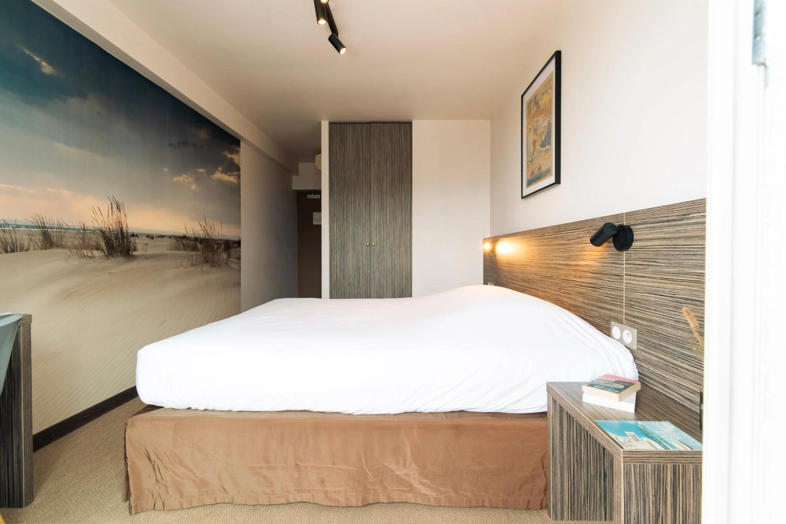 Bedroom, Bed in Hôtel du Midi Plage