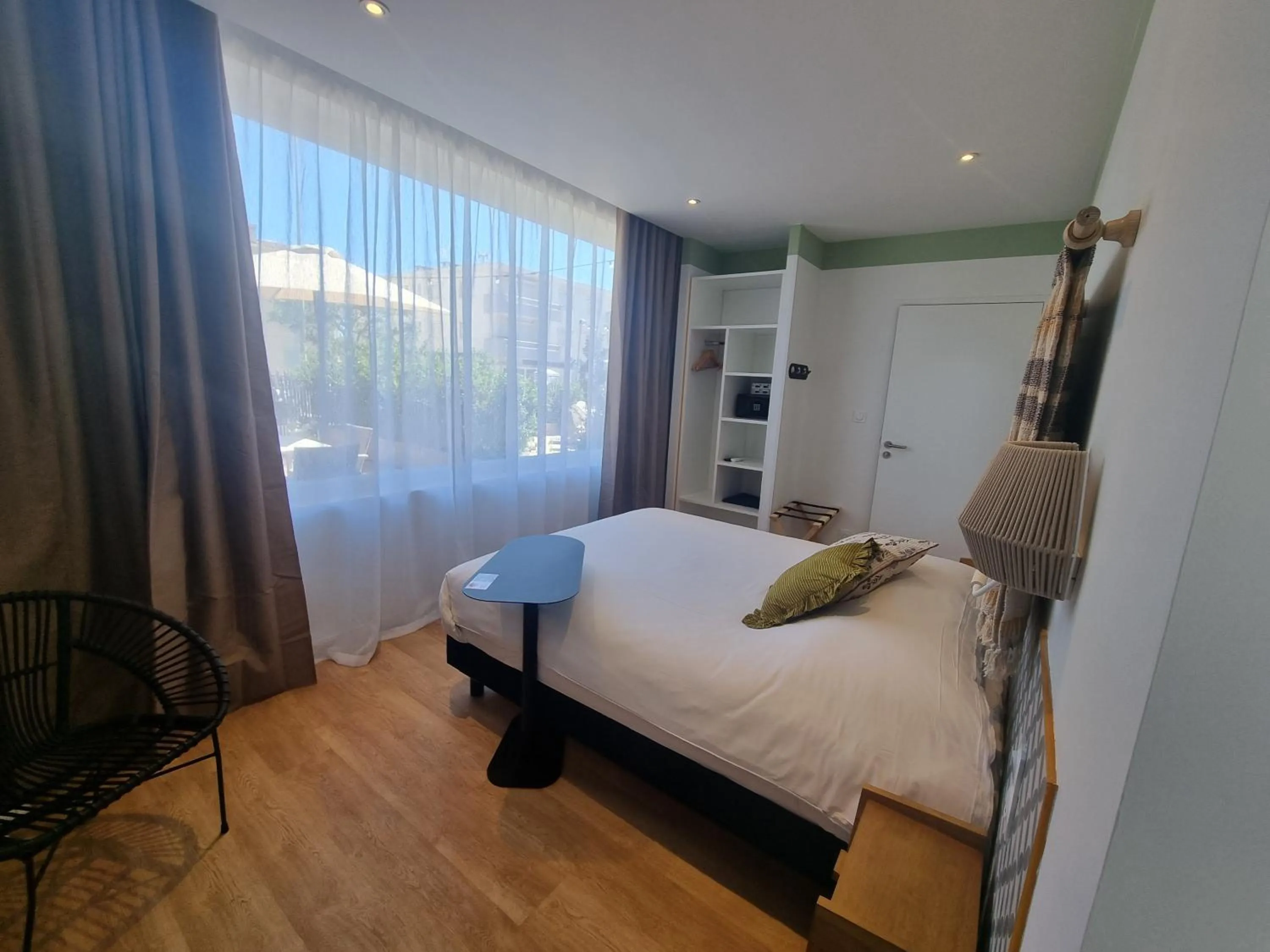 Bedroom, Bed in Hôtel du Midi Plage