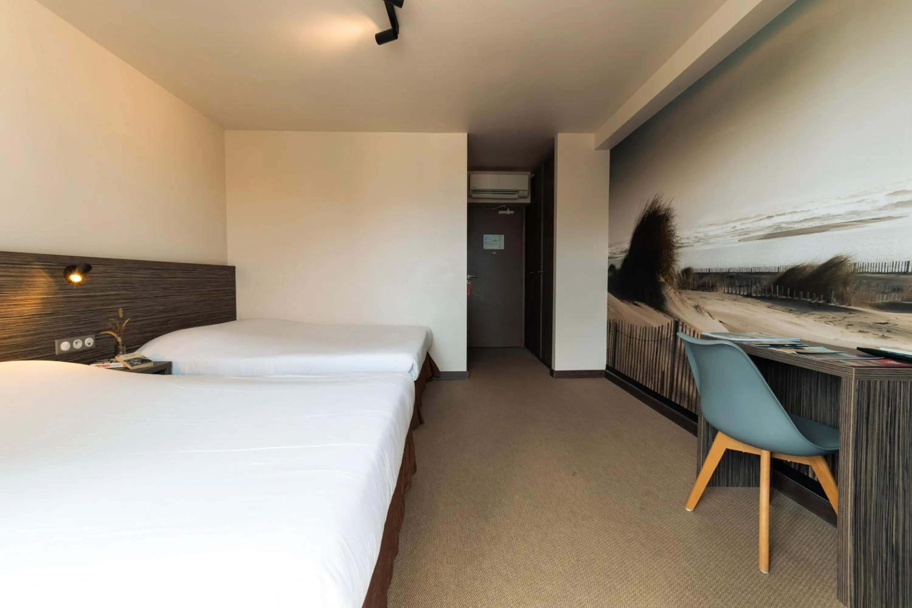 Bedroom, Bed in Hôtel du Midi Plage