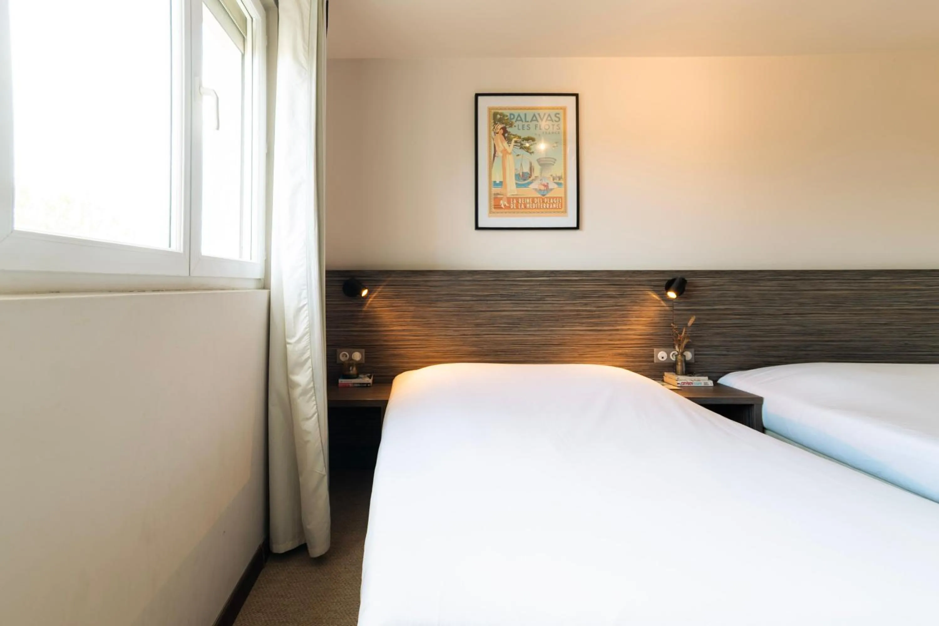 Bedroom, Bed in Hôtel du Midi Plage