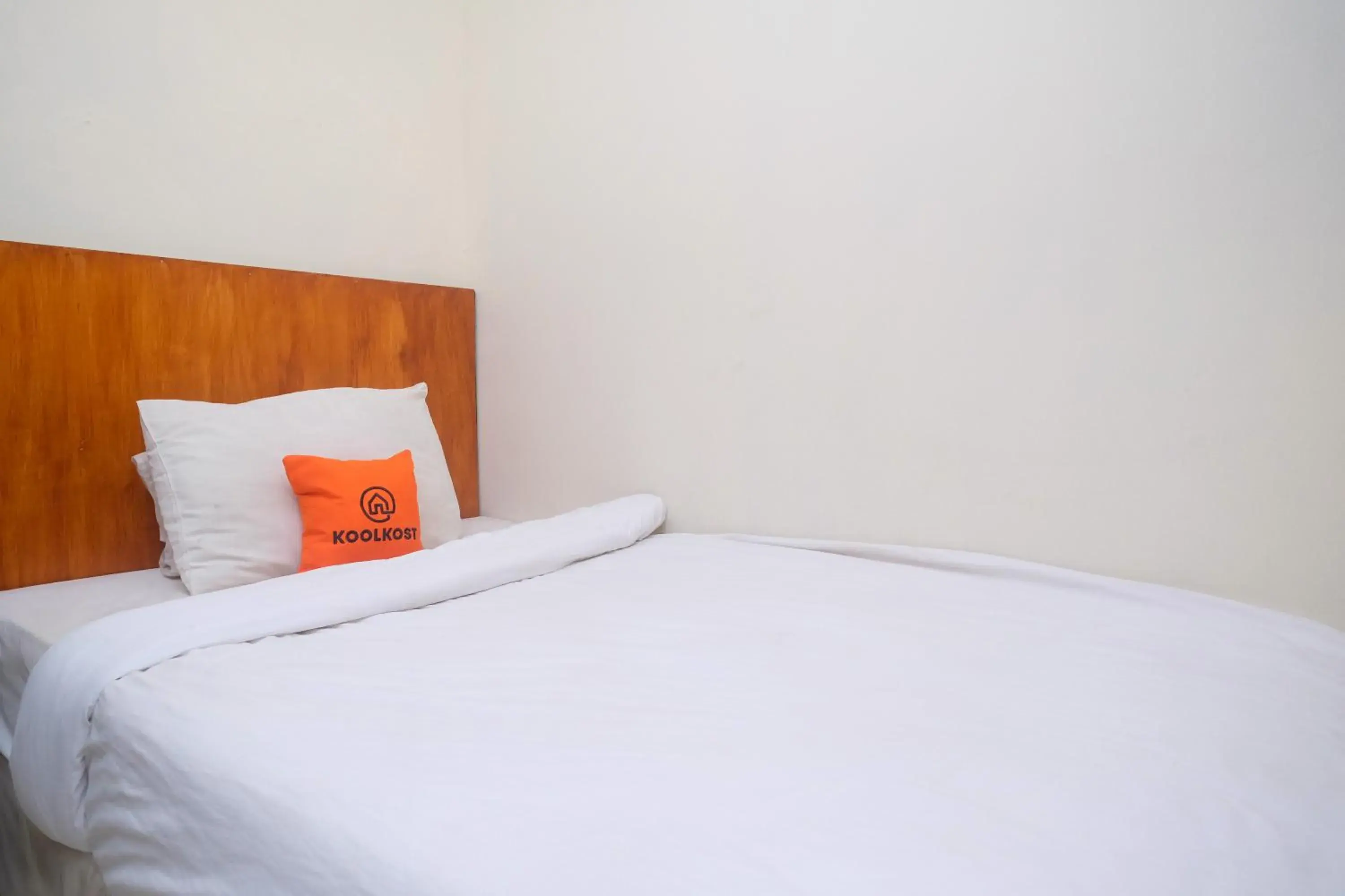 Single Room with Shared Bathroom in Koolkost near Stadion Maguwoharjo Single Room with Shared Bathroom in Koolkost near Stadion Maguwoharjo