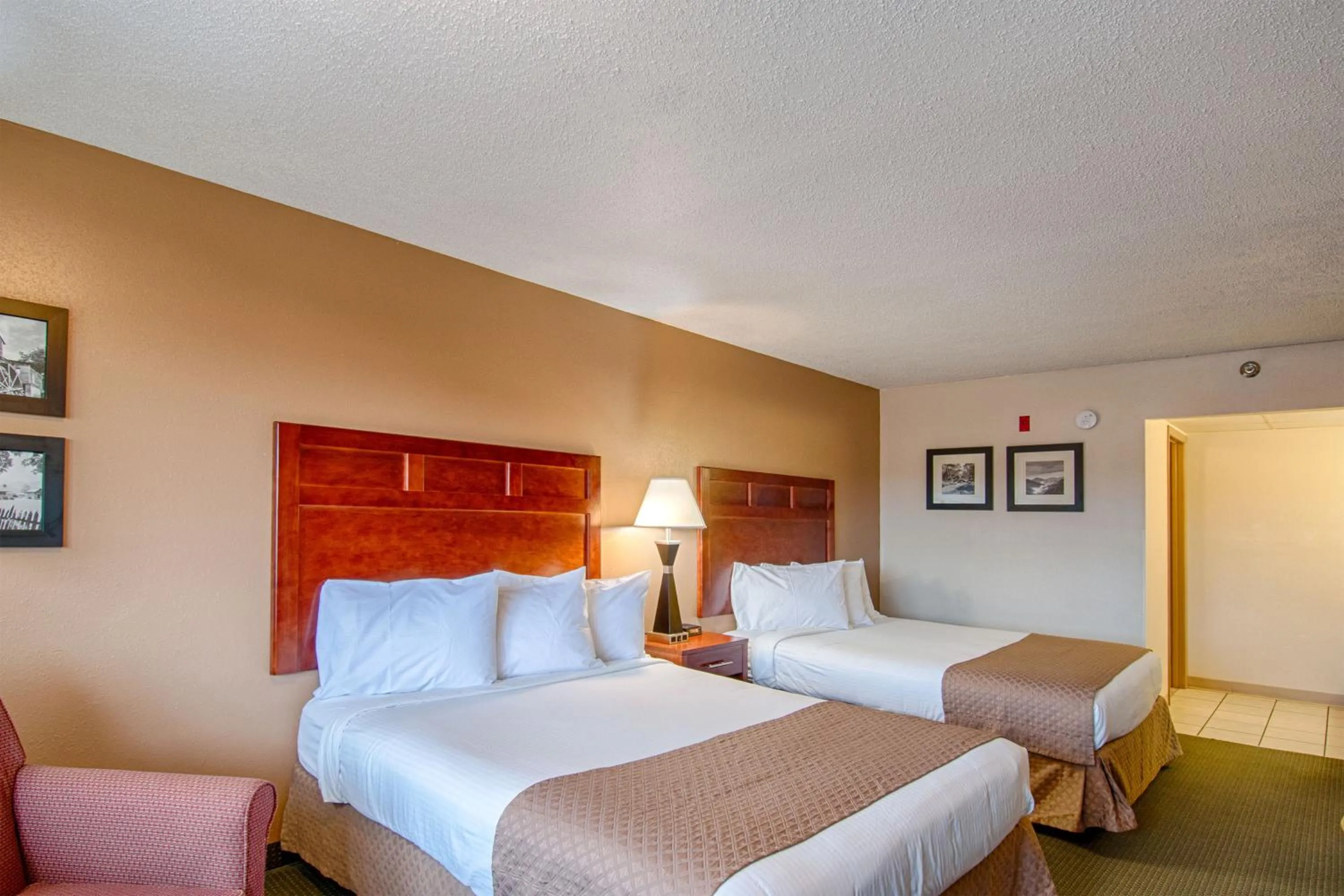 Photo of the whole room, Bed in Park Tower Inn