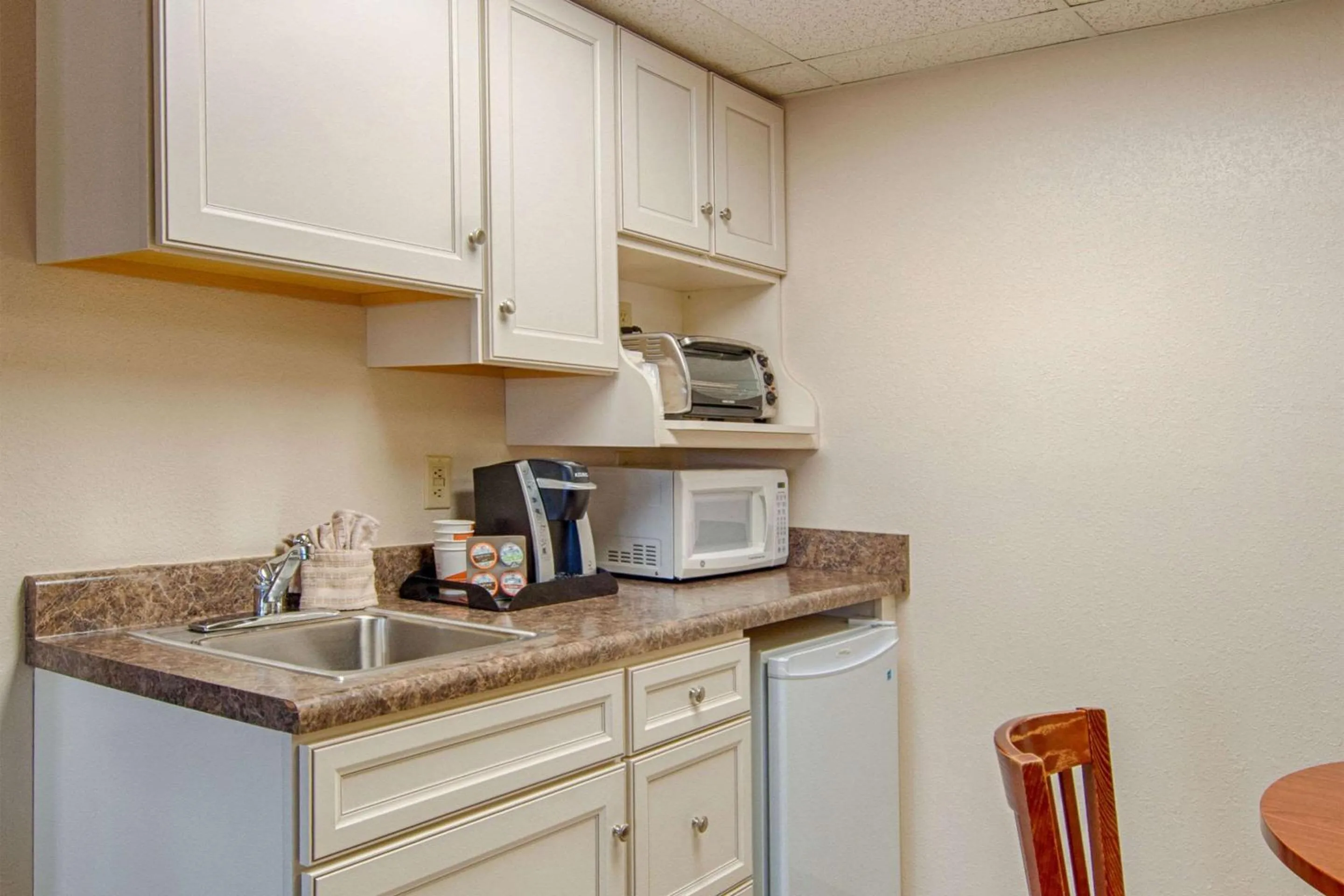 Bedroom in Park Tower Inn