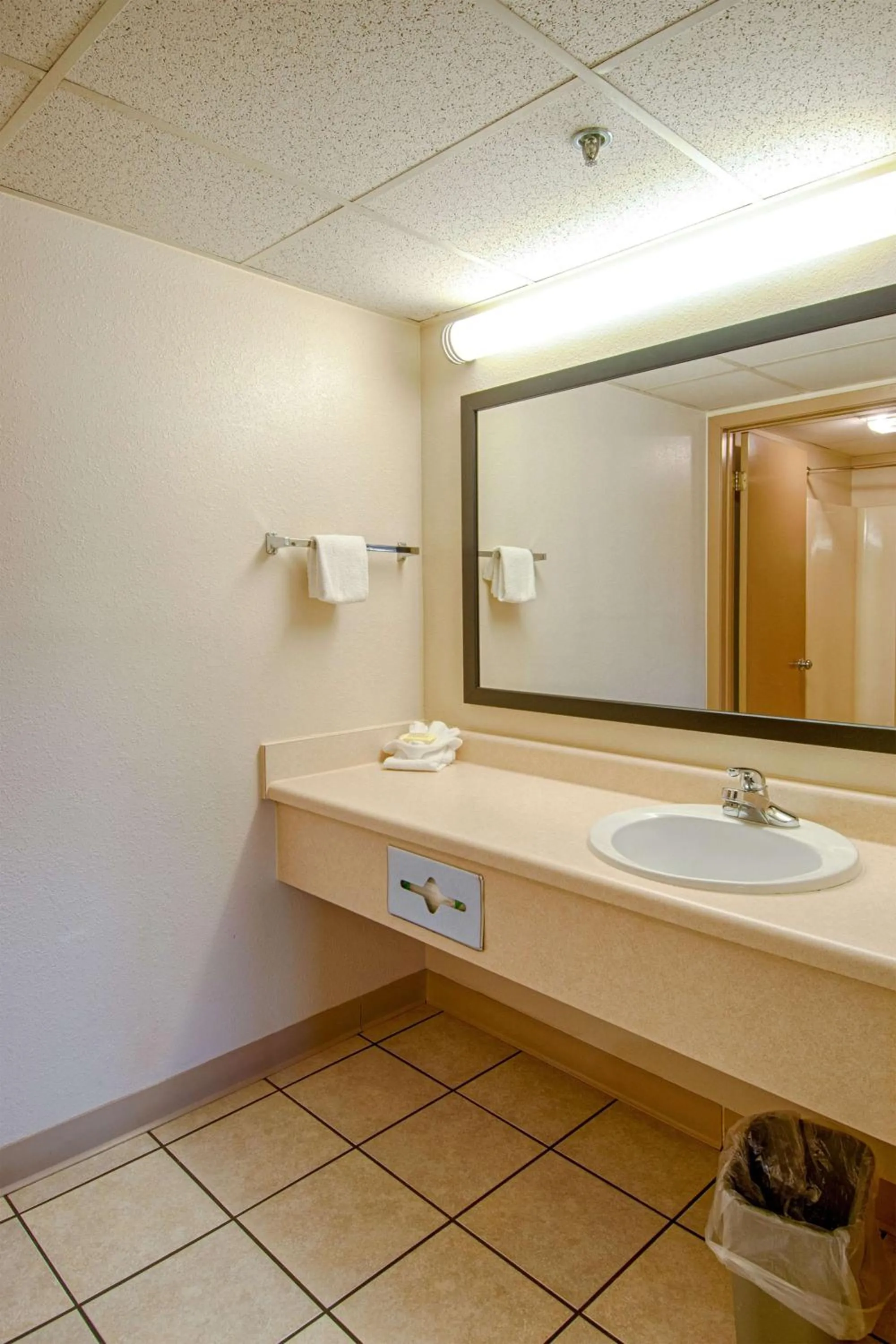Bedroom in Park Tower Inn
