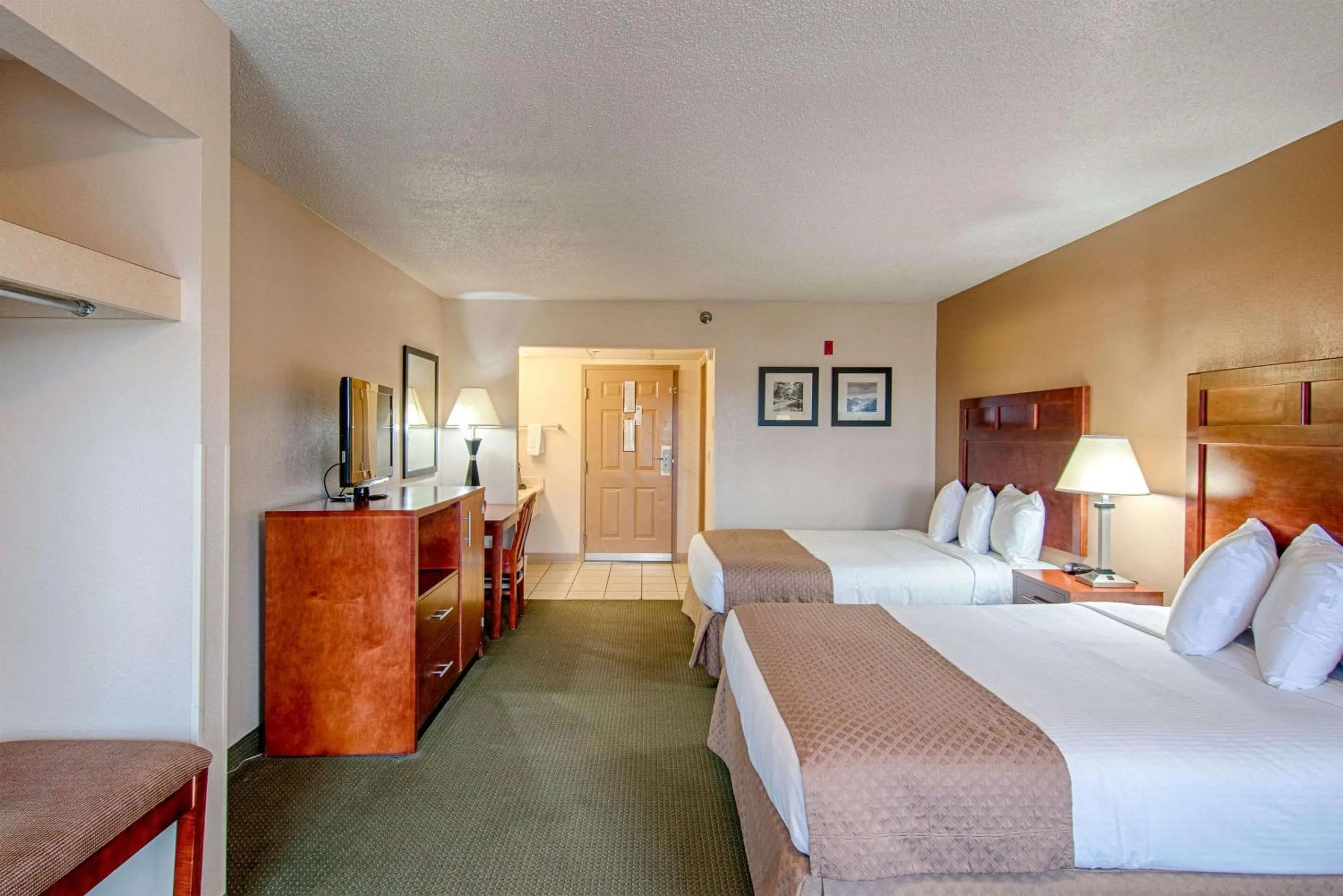 Bedroom, Bed in Park Tower Inn