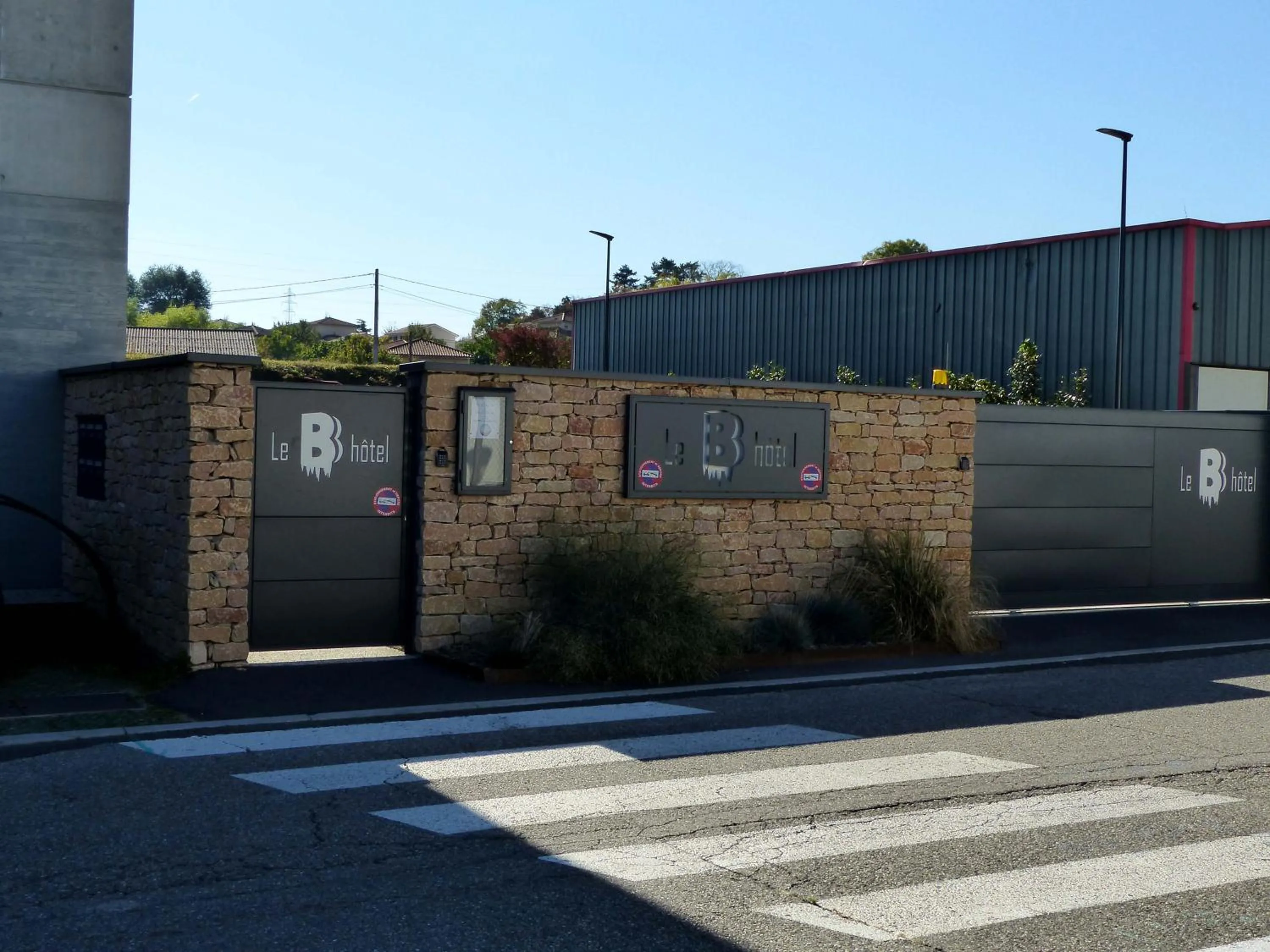 Facade/entrance in Le B Complexe Hôtel
