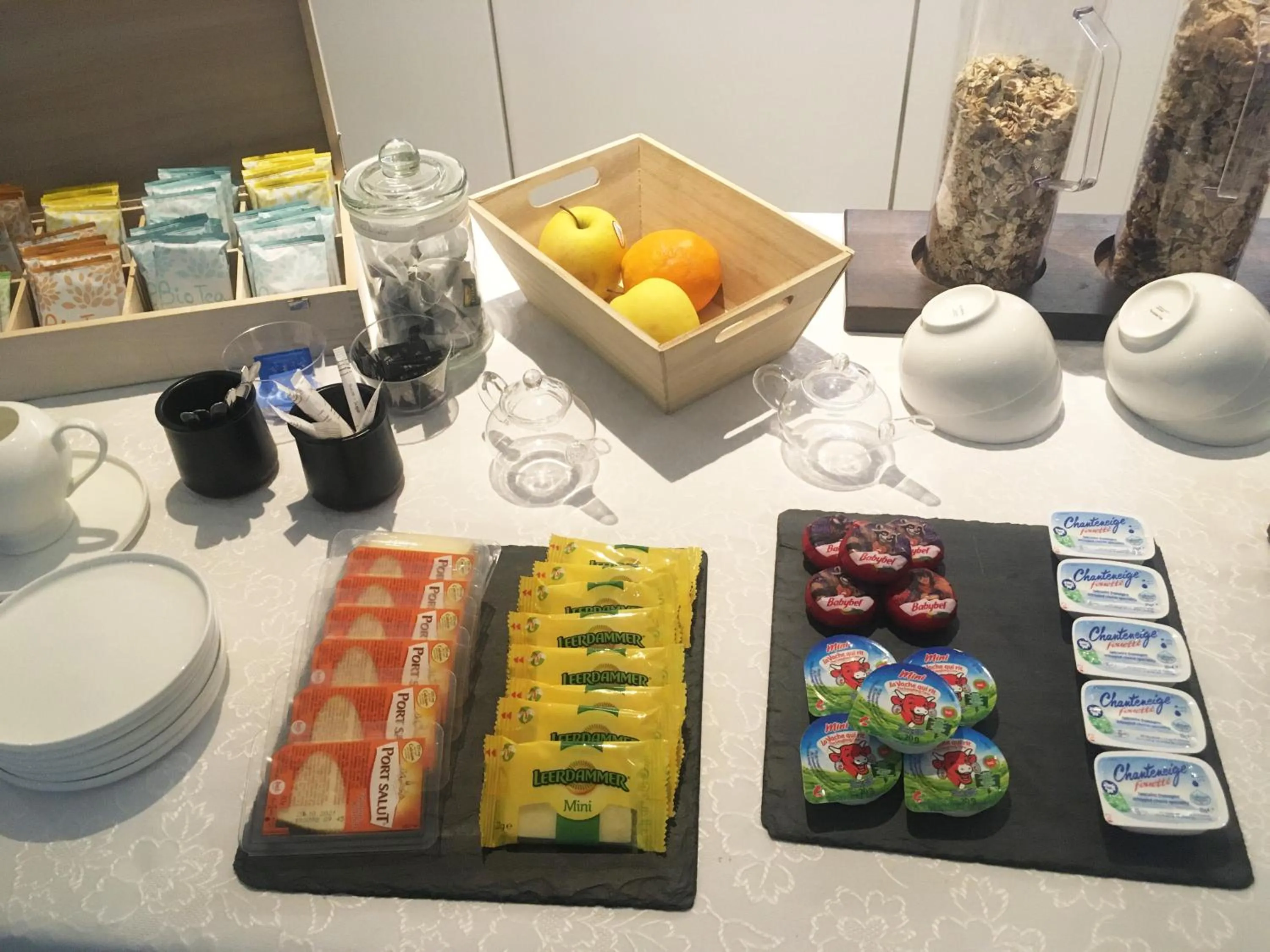 Buffet breakfast in Le B Complexe Hôtel