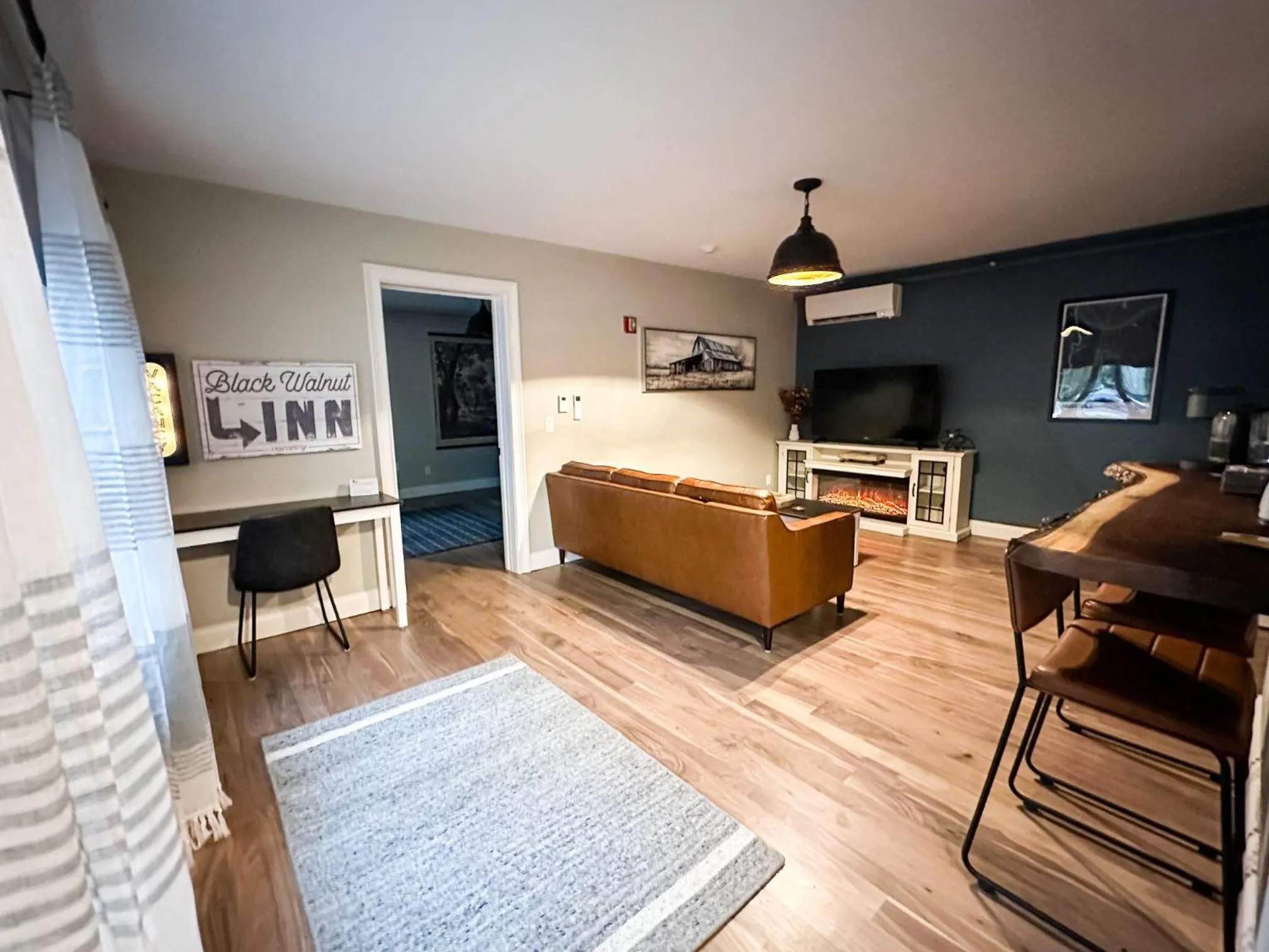Living room, Bed in The Black Walnut Inn