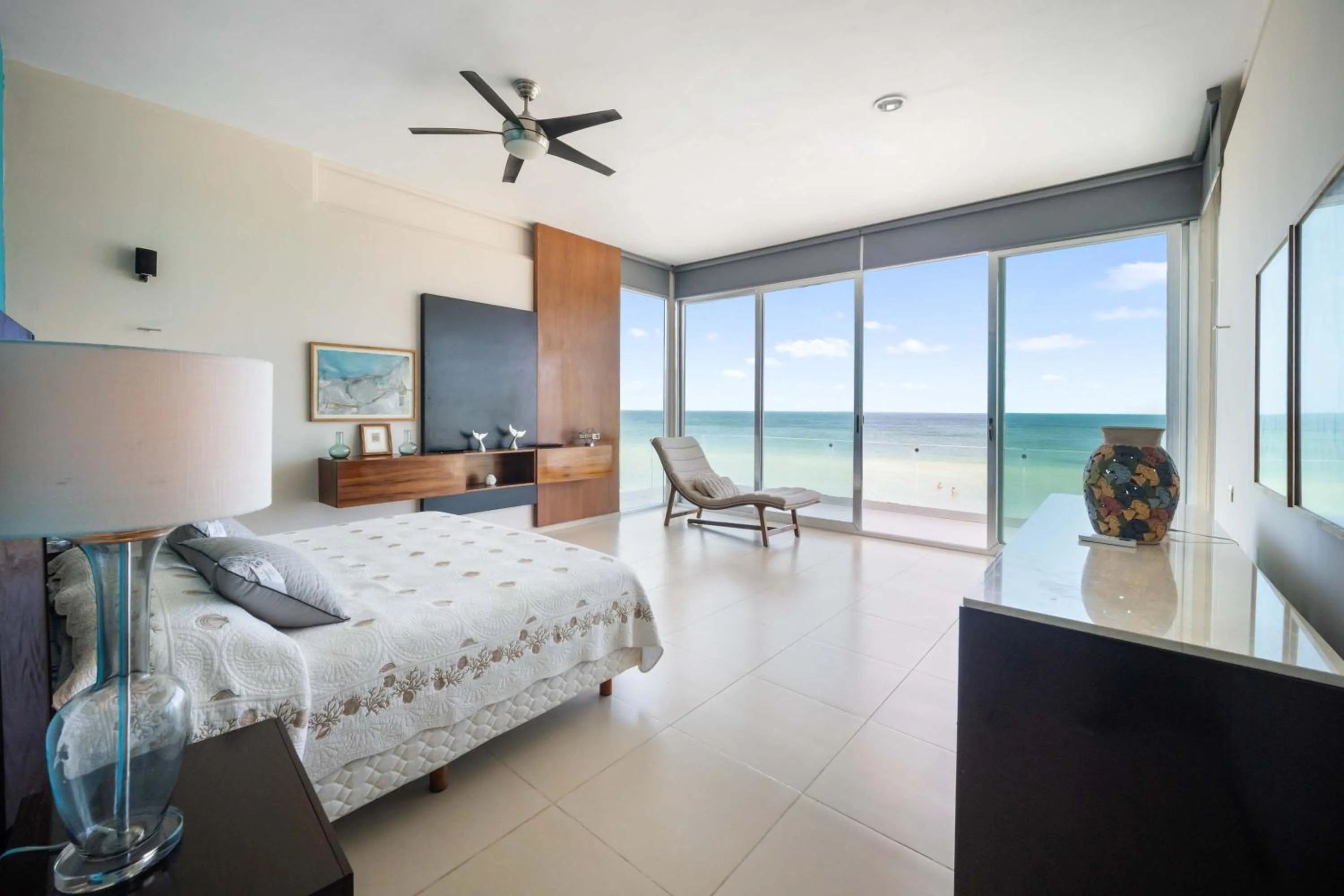 Bed in Beachfront Upscale House in Telchac