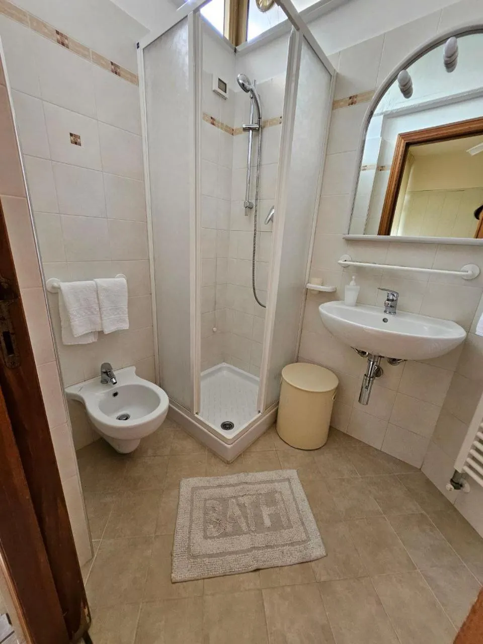 Shower in Albergo Nyers