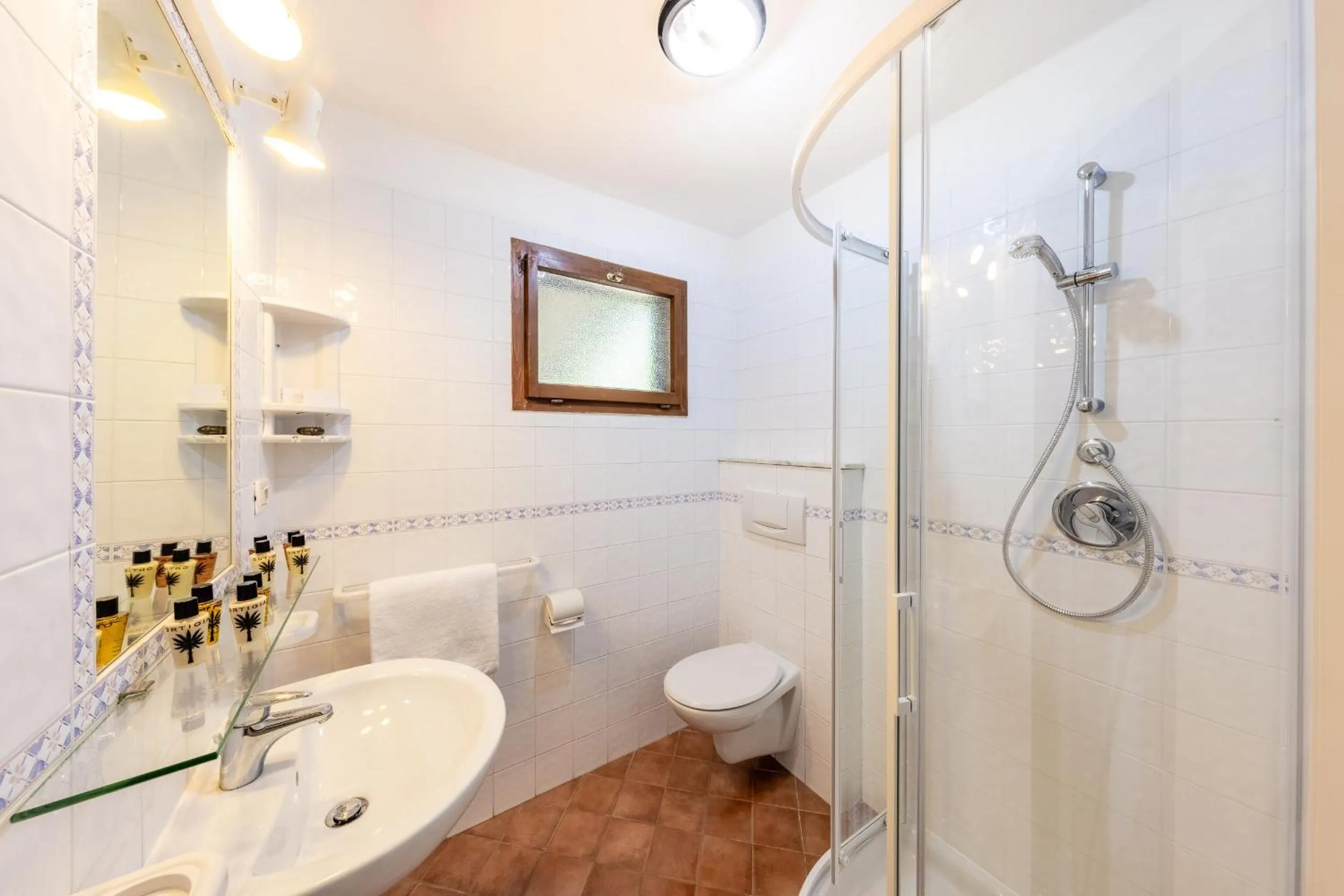 Shower in Club del Sole Tenuta Primero Grado Family Collection