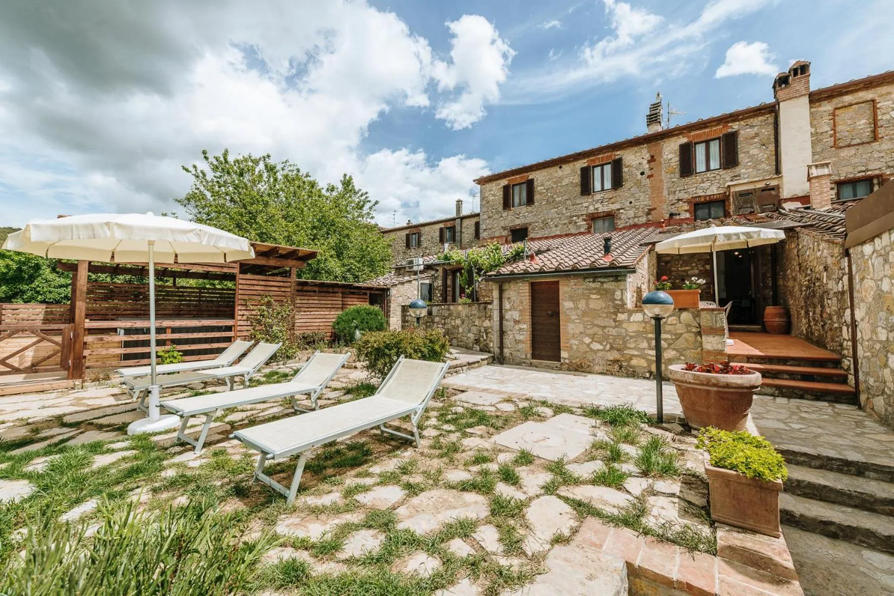 Property building in Villa Di Sotto