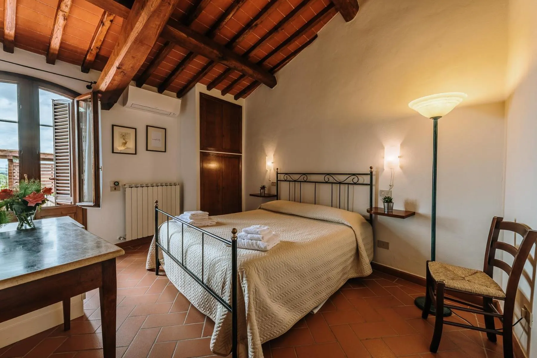 Photo of the whole room, Bed in Villa Di Sotto