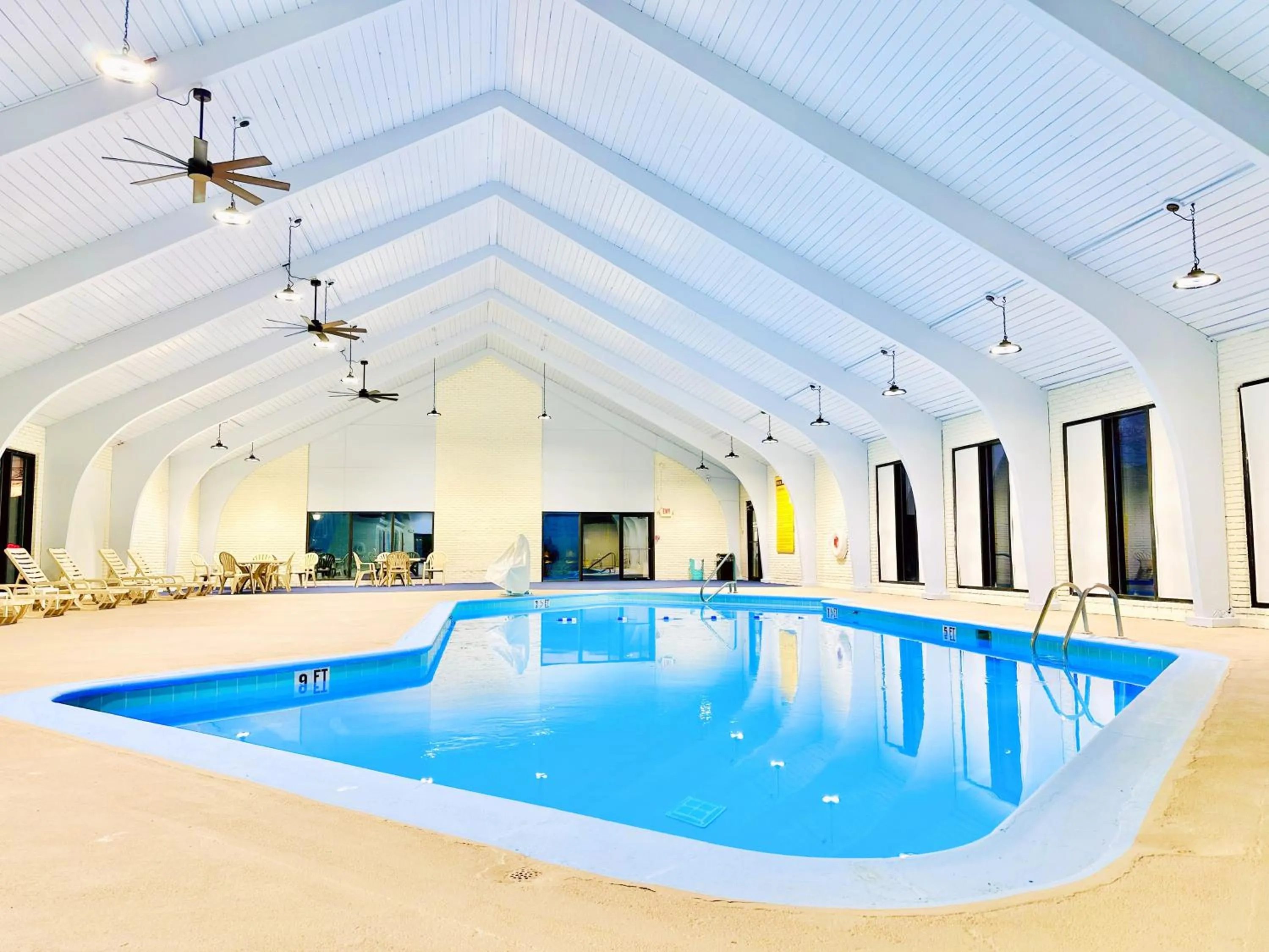 Swimming pool in Days Inn by Wyndham Rutland/Killington Area