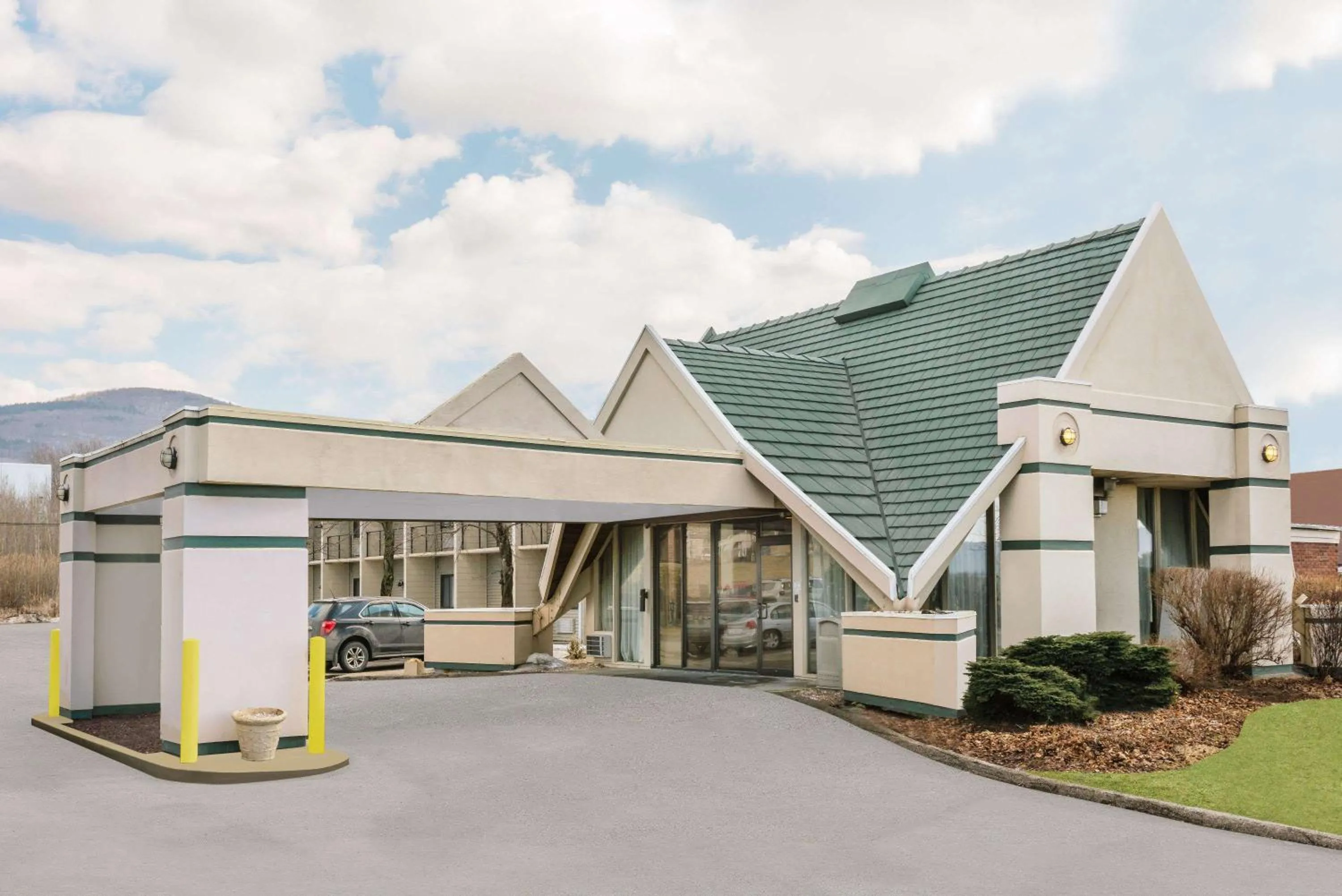 Property building in Days Inn by Wyndham Rutland/Killington Area