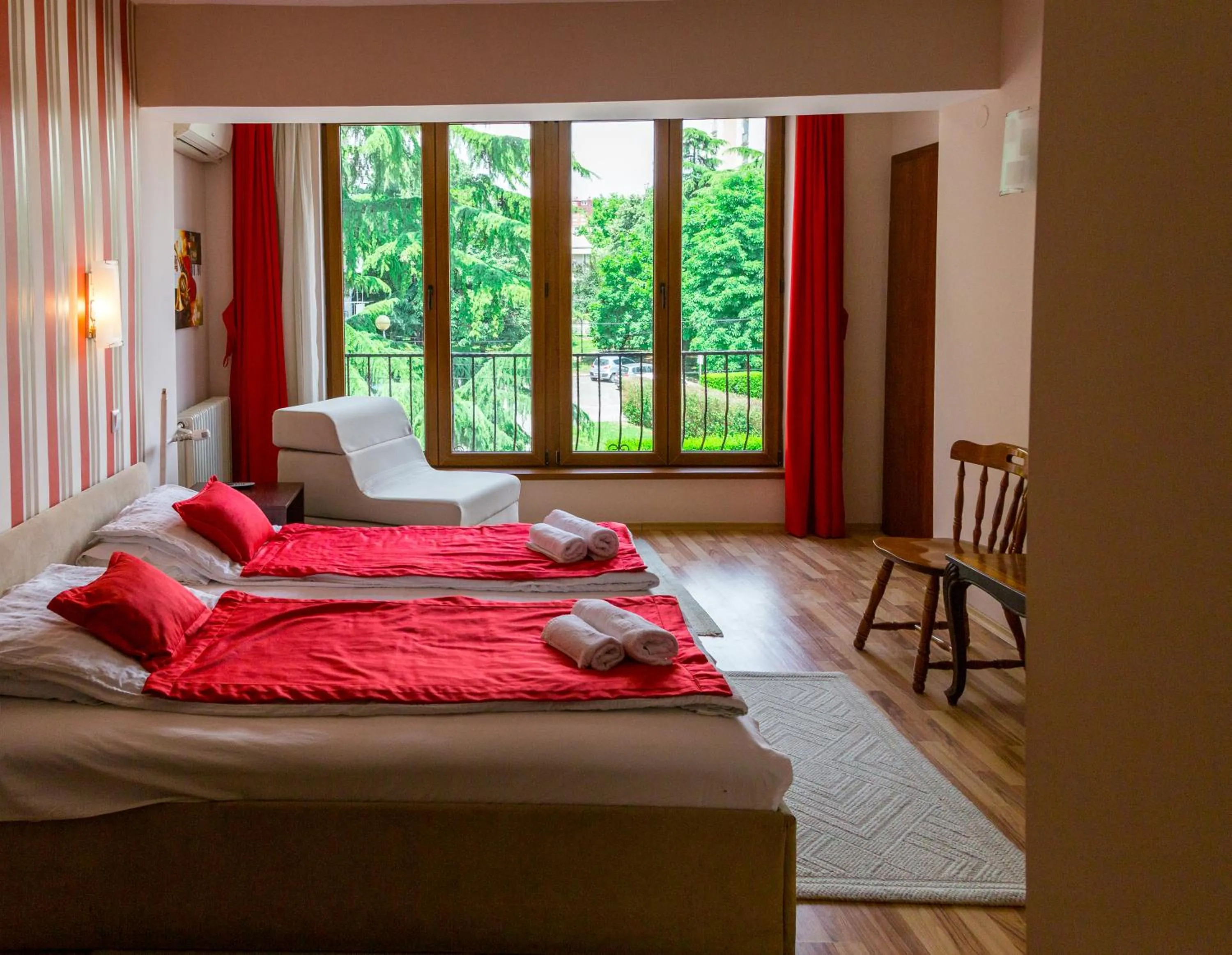 Garden view, Bed in Hotel Pine