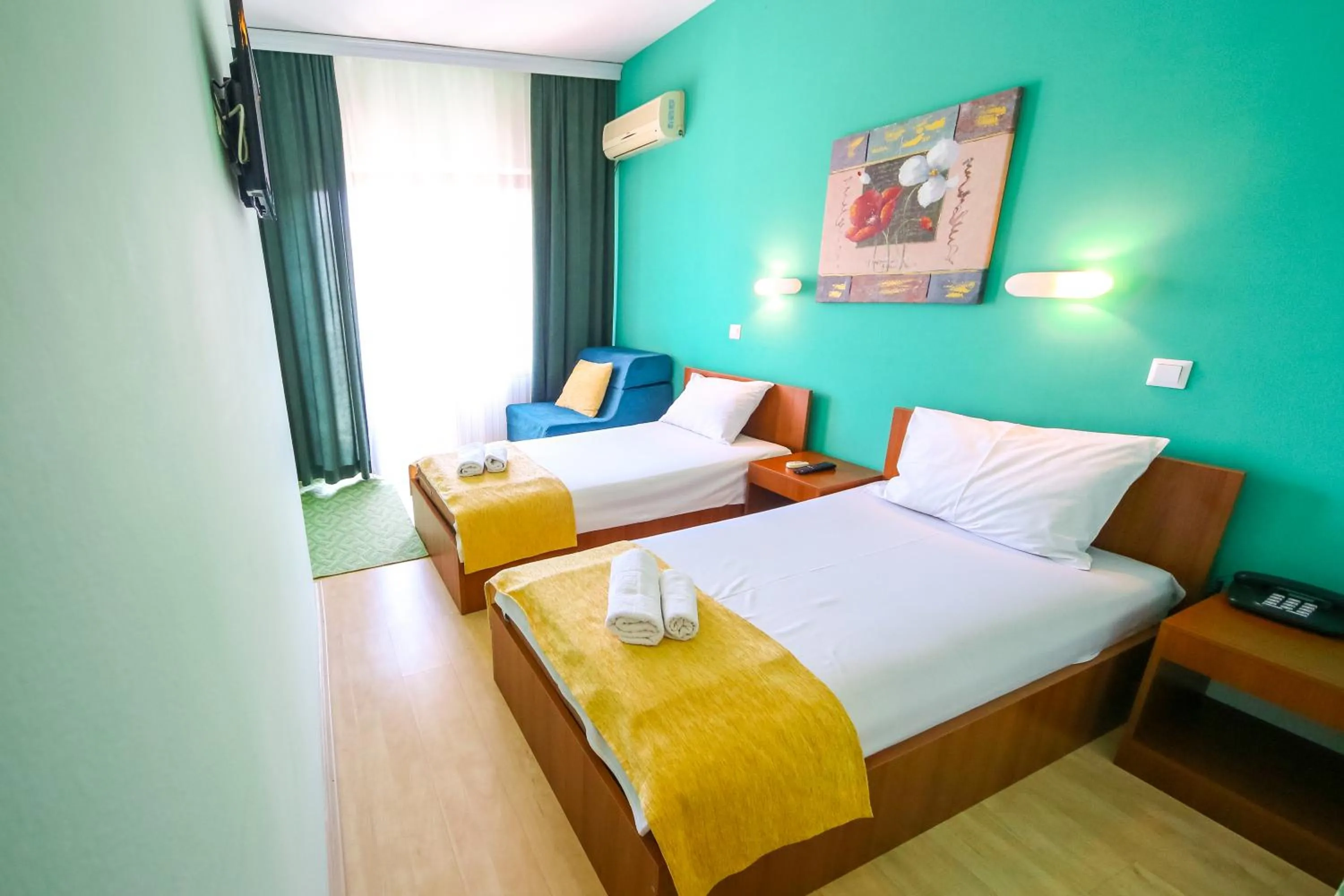 Garden view, Bed in Hotel Pine