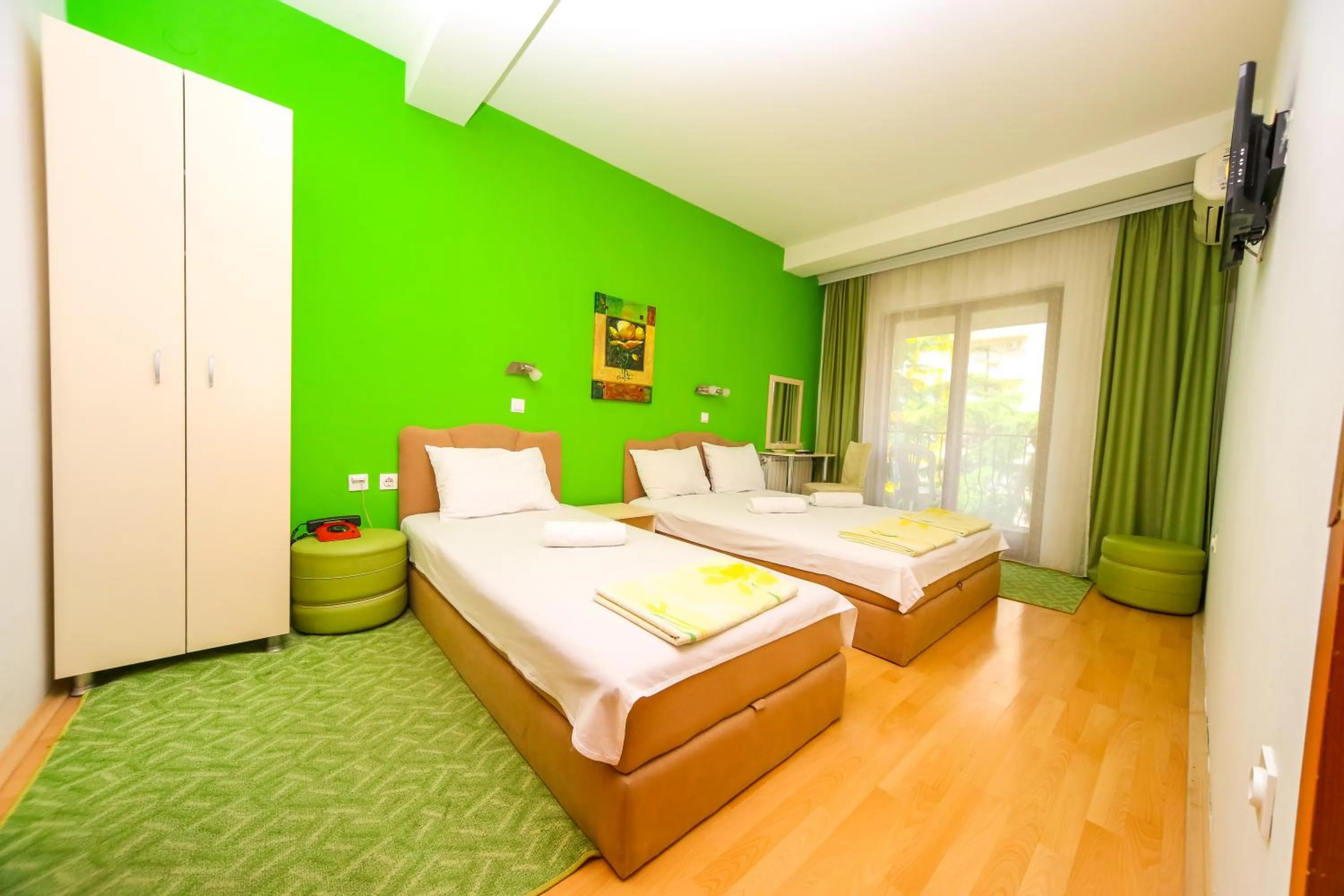 Garden view, Bed in Hotel Pine