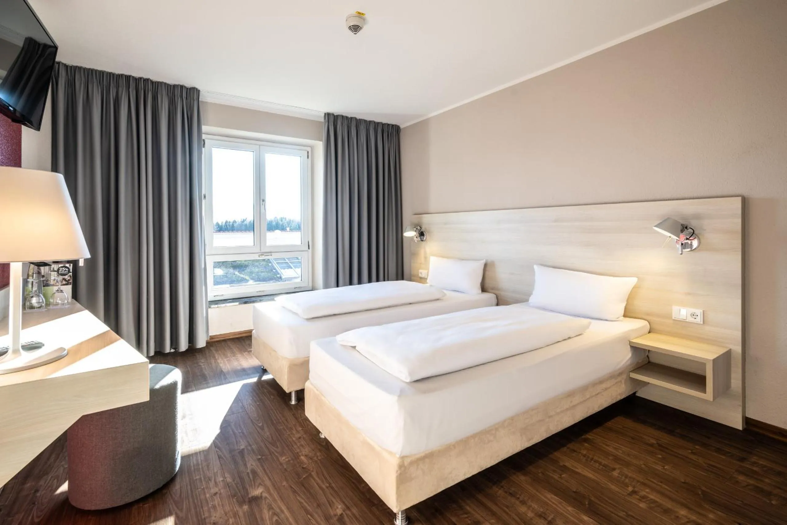 Photo of the whole room, Bed in Coffee Fellows Hotel Irschenberg Süd