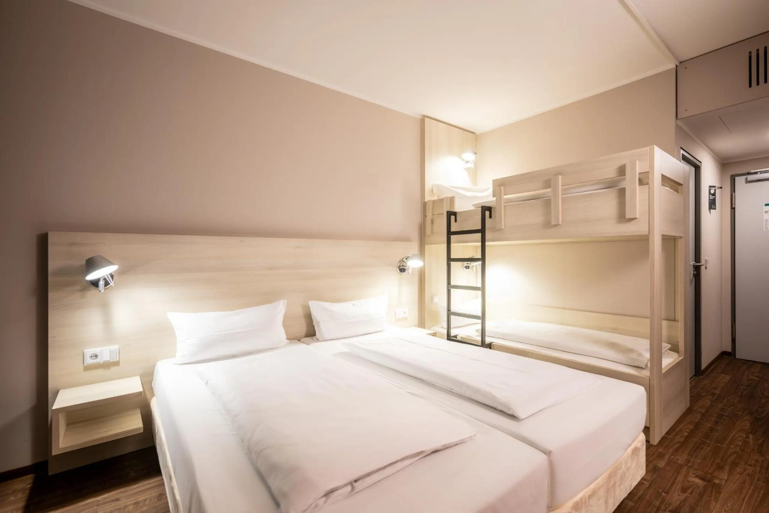 Photo of the whole room, Bed in Coffee Fellows Hotel Irschenberg Süd