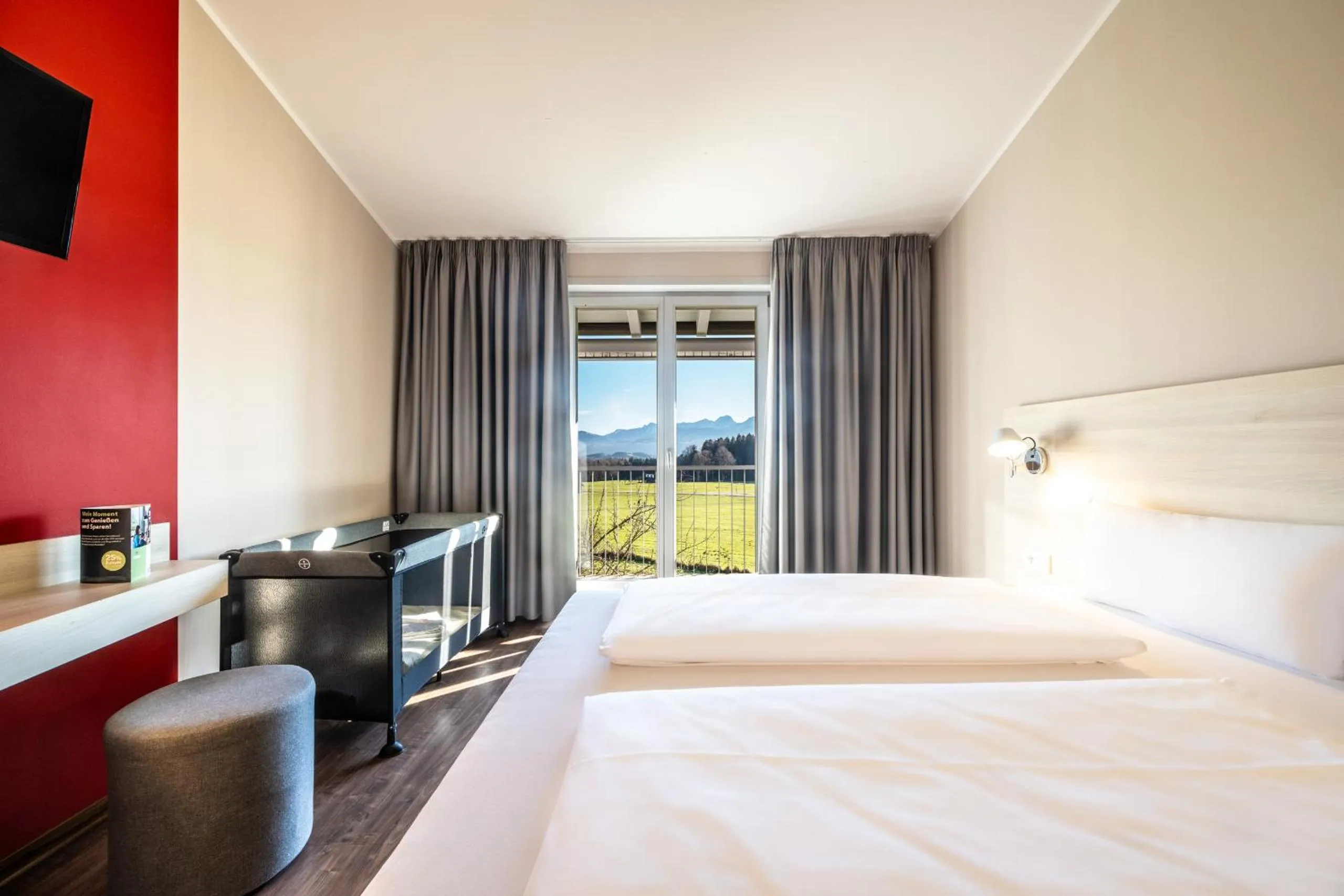 Photo of the whole room, Bed in Coffee Fellows Hotel Irschenberg Süd