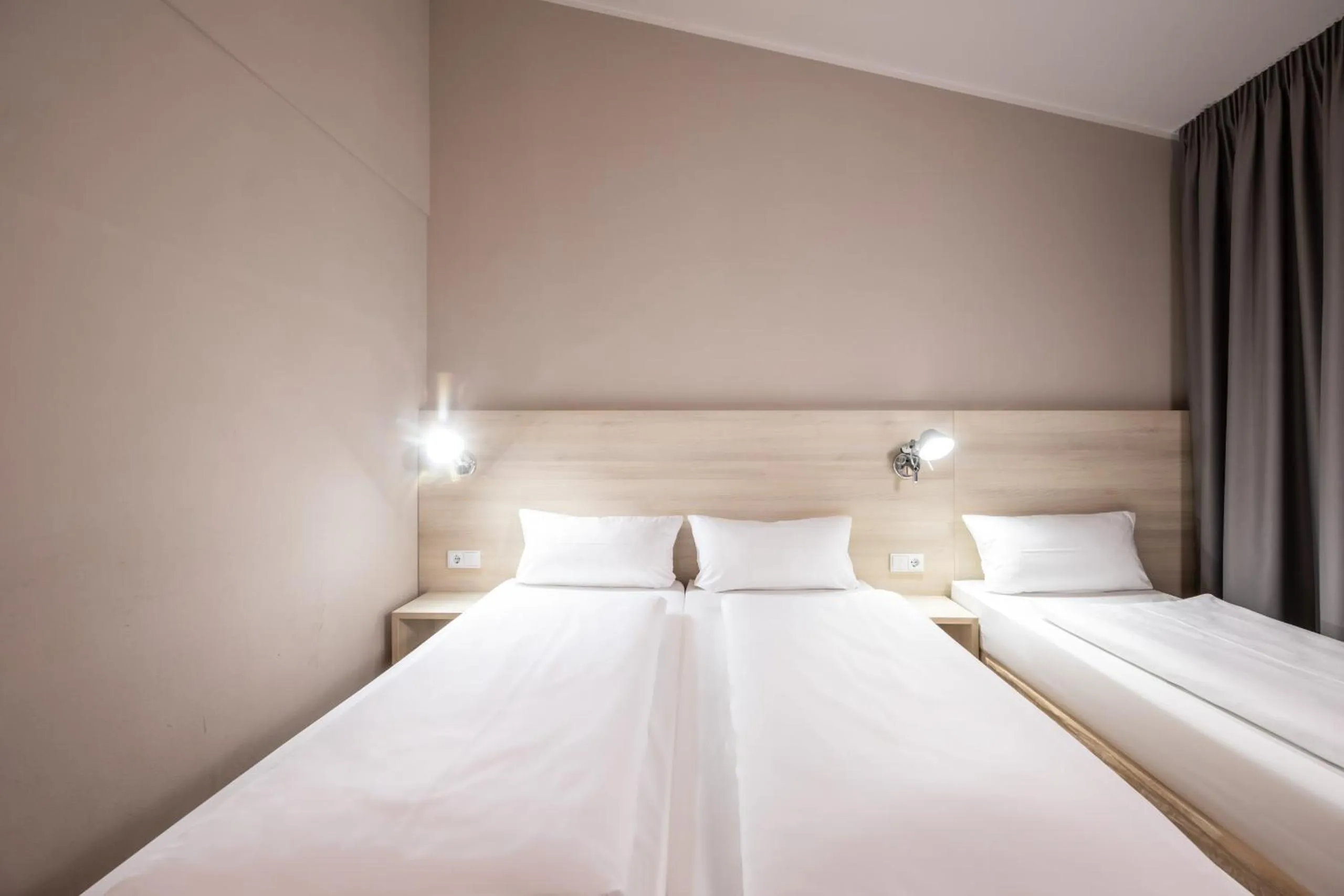 Photo of the whole room, Bed in Coffee Fellows Hotel Irschenberg Süd