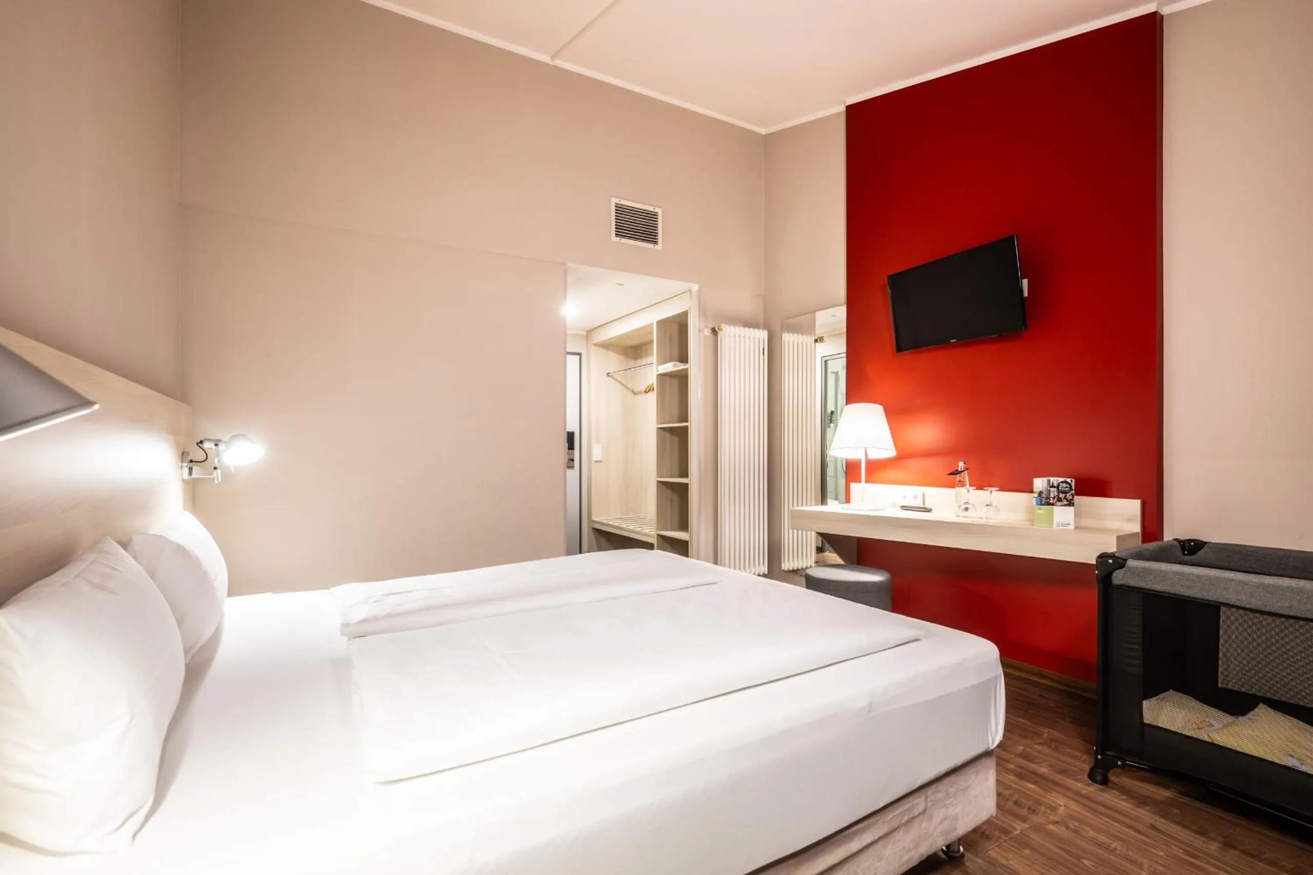 Photo of the whole room, Bed in Coffee Fellows Hotel Irschenberg Süd