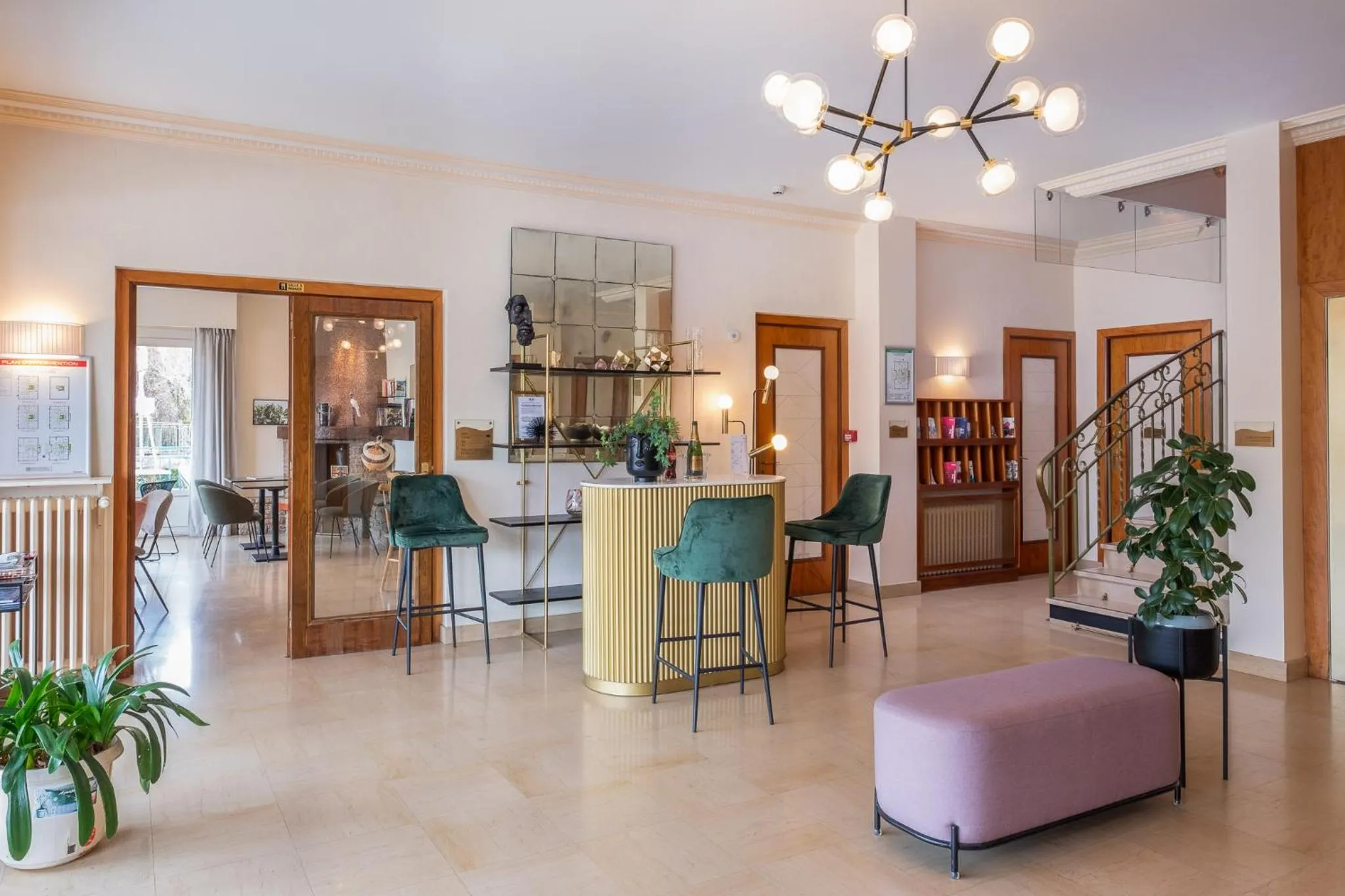 Lobby or reception in Cit'Hotel Logis De Brou, Bourg en Bresse