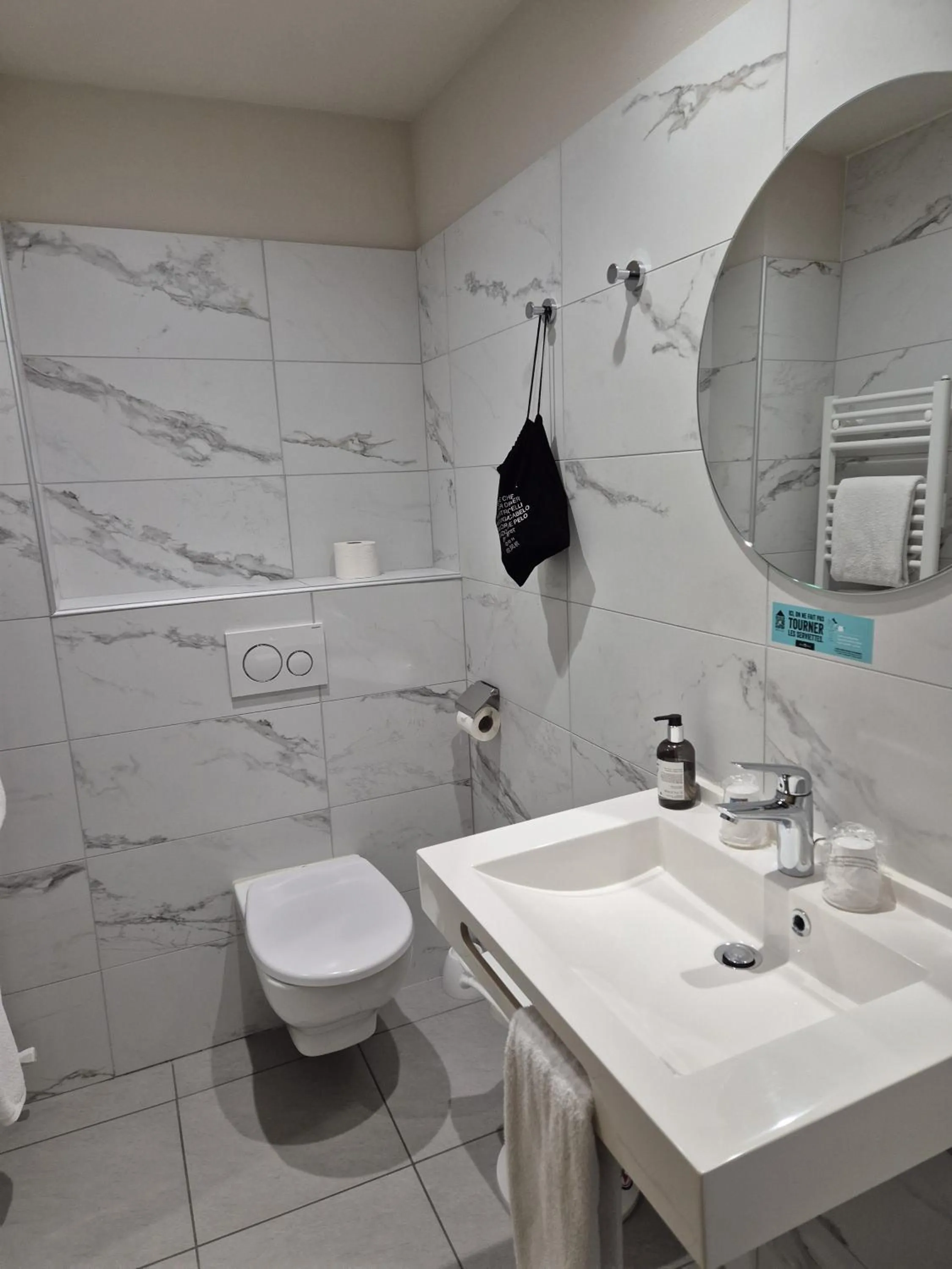 Bathroom in Cit'Hotel Logis De Brou, Bourg en Bresse