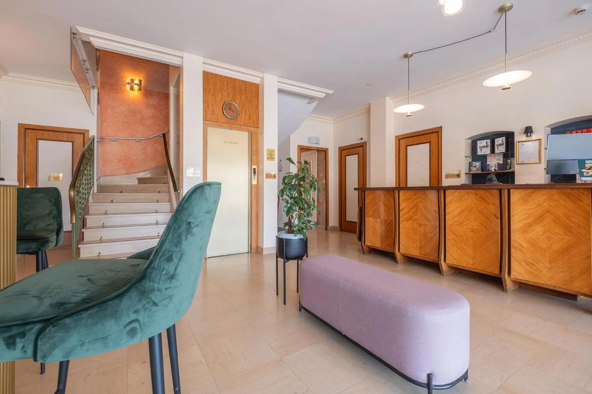 Lobby or reception in Cit'Hotel Logis De Brou, Bourg en Bresse