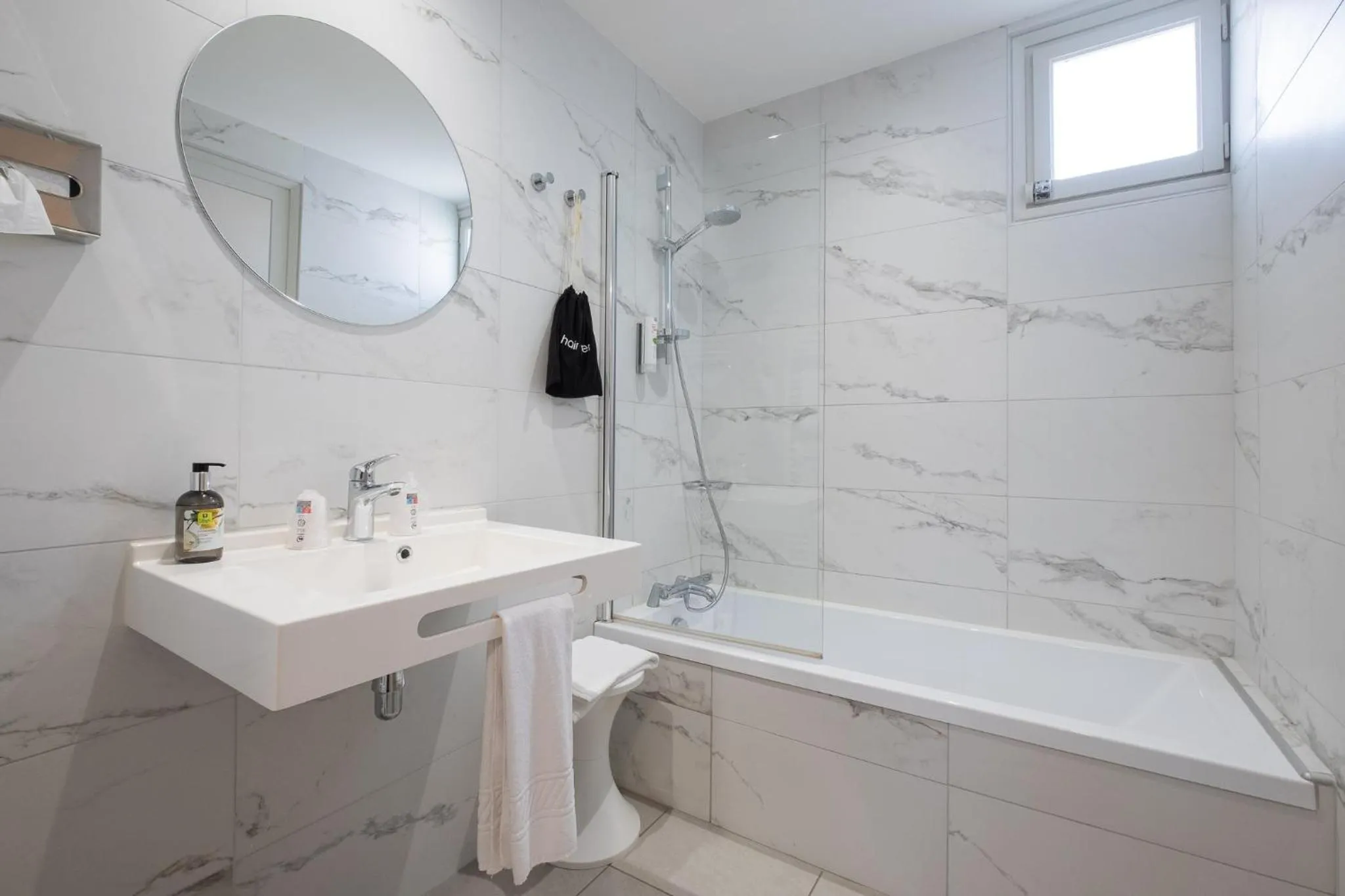 Shower in Cit'Hotel Logis De Brou, Bourg en Bresse