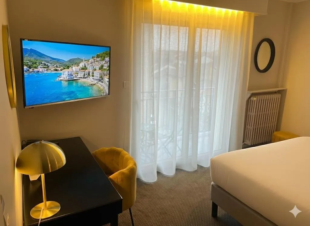 Bed in Cit'Hotel Logis De Brou, Bourg en Bresse