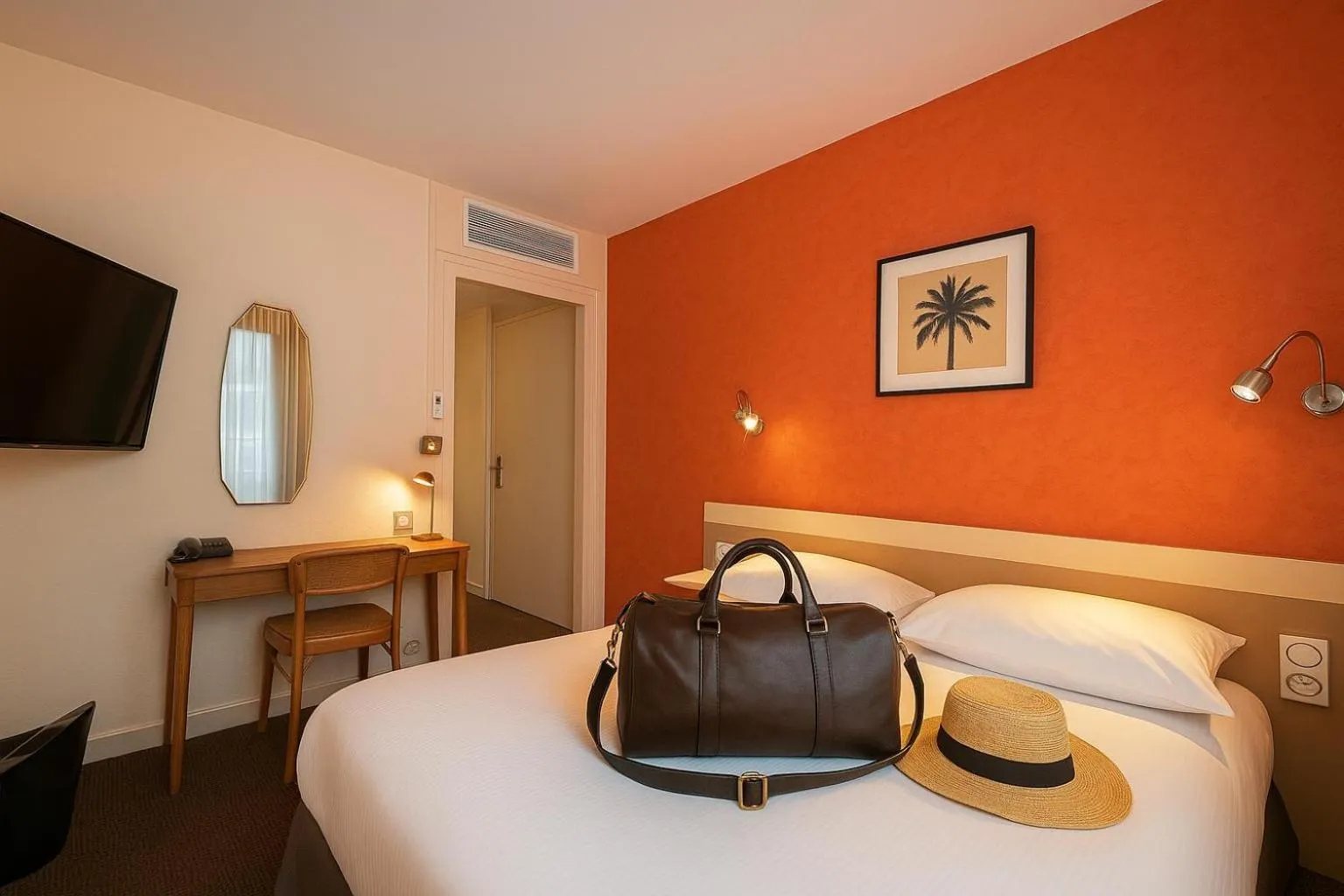 Photo of the whole room, Bed in Cit'Hotel Logis De Brou, Bourg en Bresse