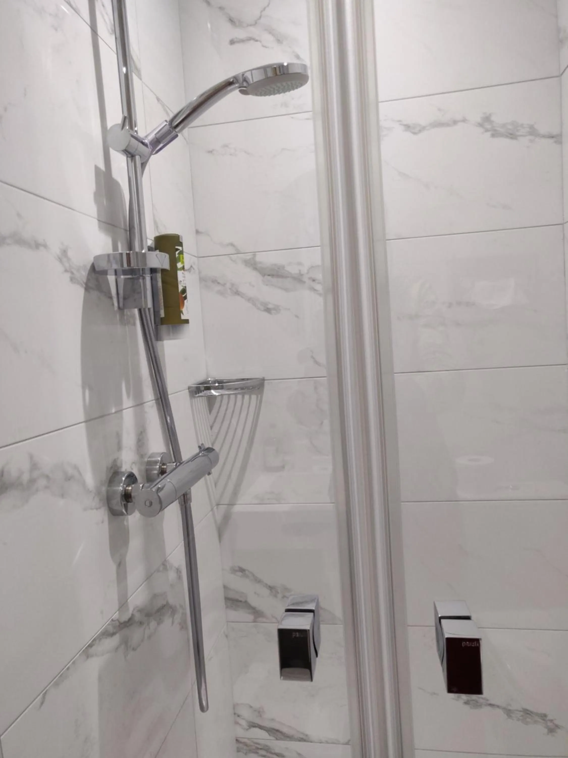 Shower in Cit'Hotel Logis De Brou, Bourg en Bresse