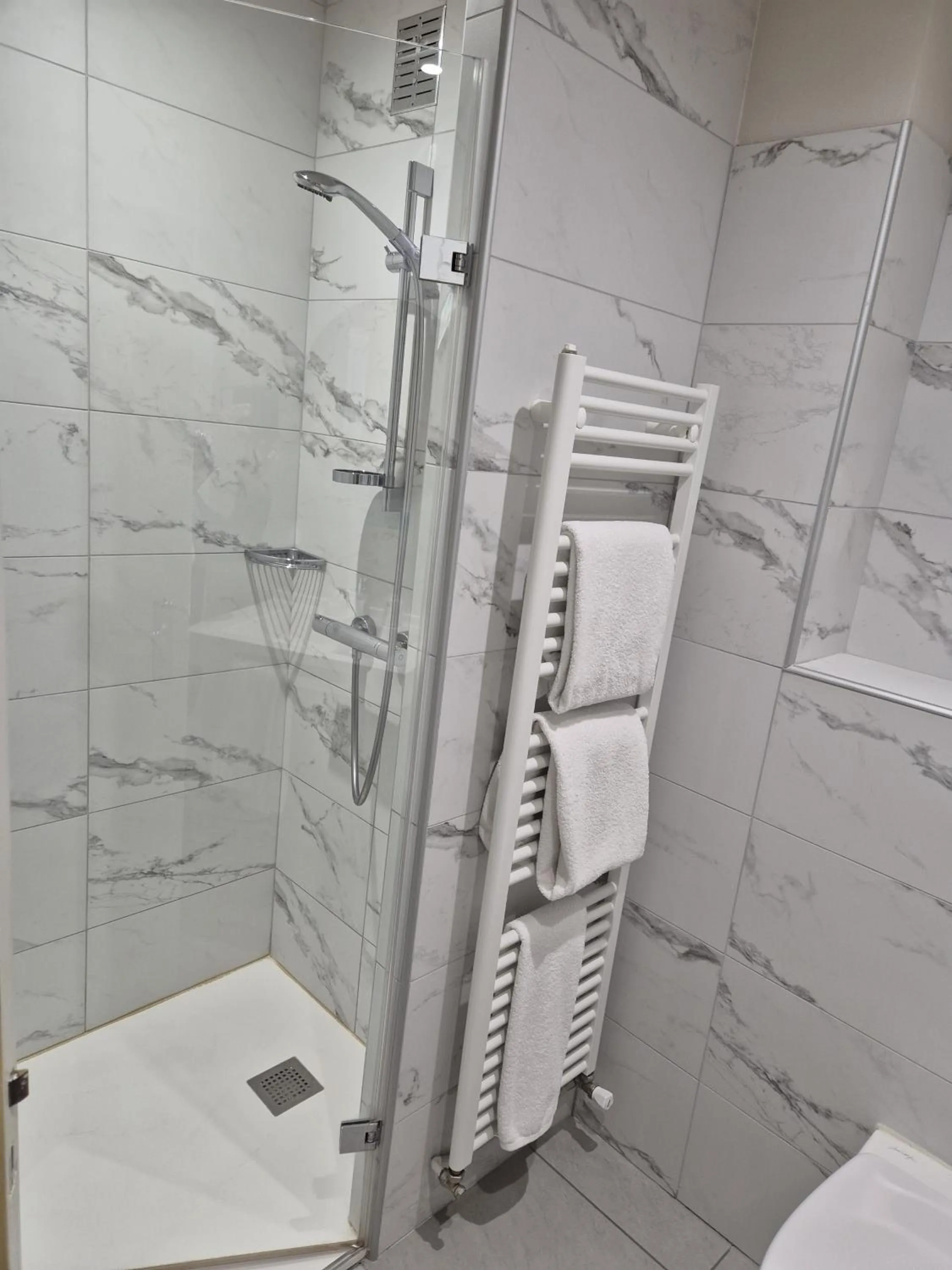 Bathroom in Cit'Hotel Logis De Brou, Bourg en Bresse