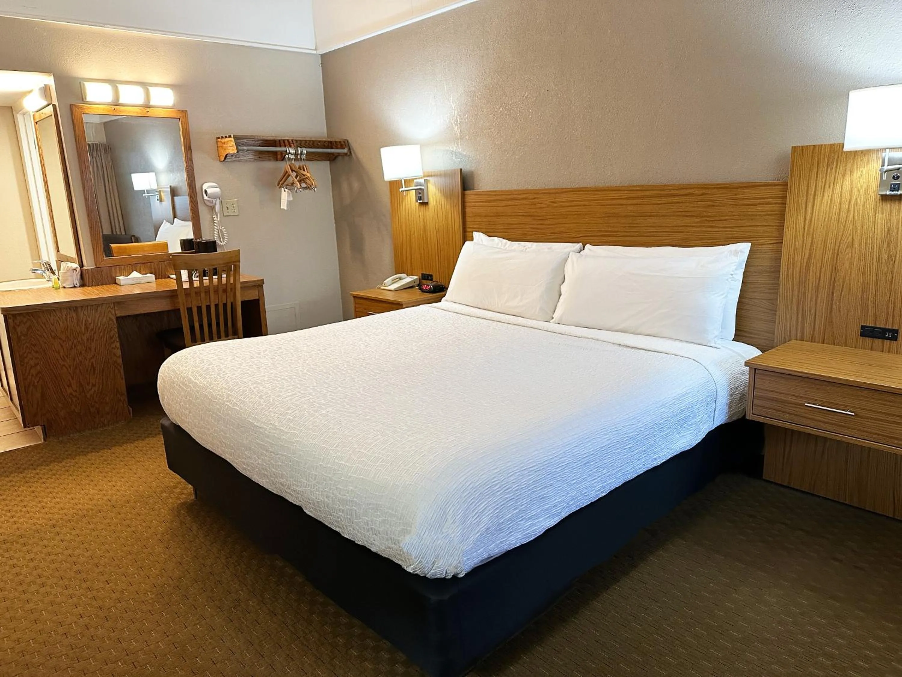 Bedroom, Bed in Sidney James Mountain Lodge