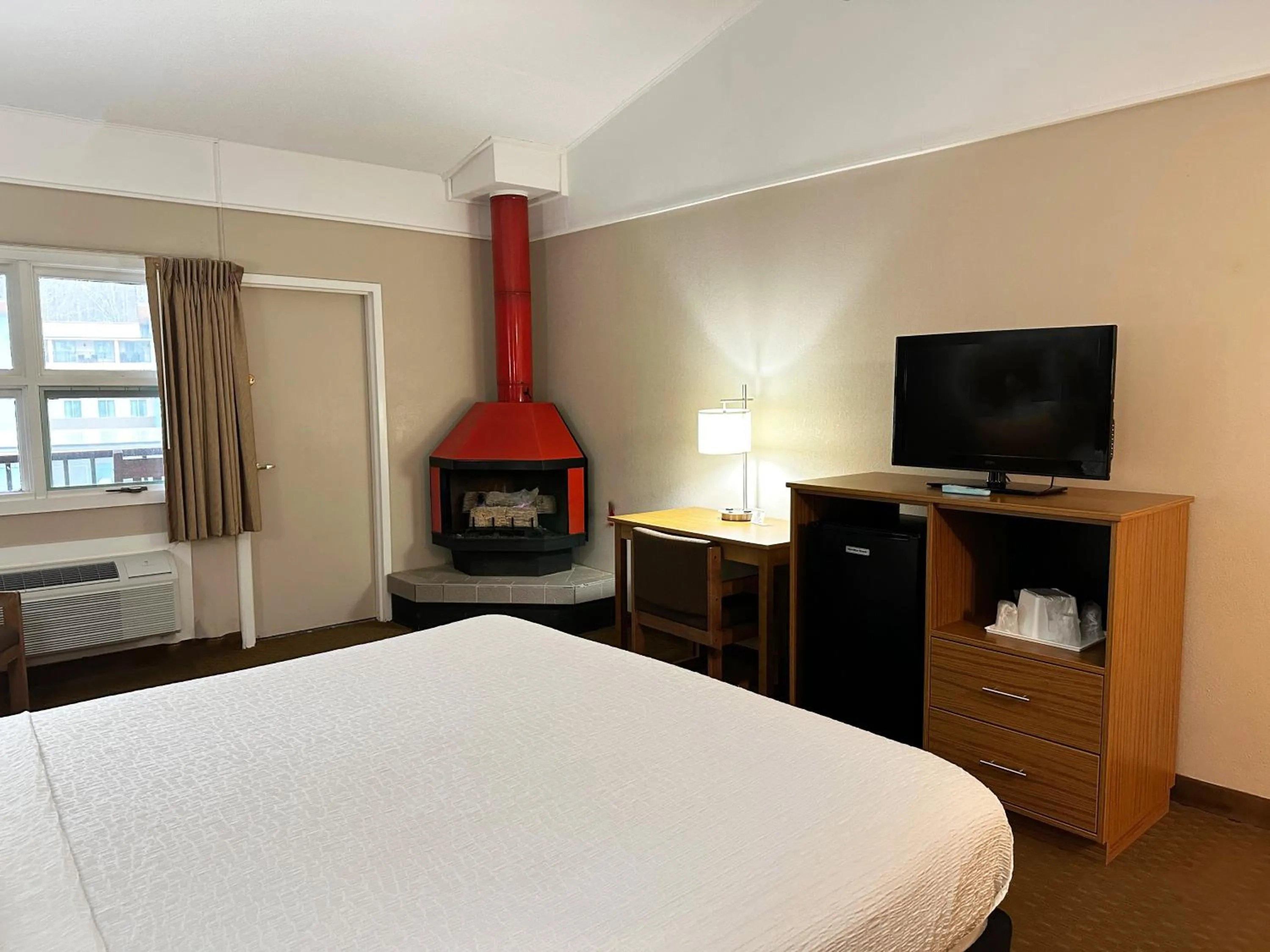 Bedroom, Bed in Sidney James Mountain Lodge