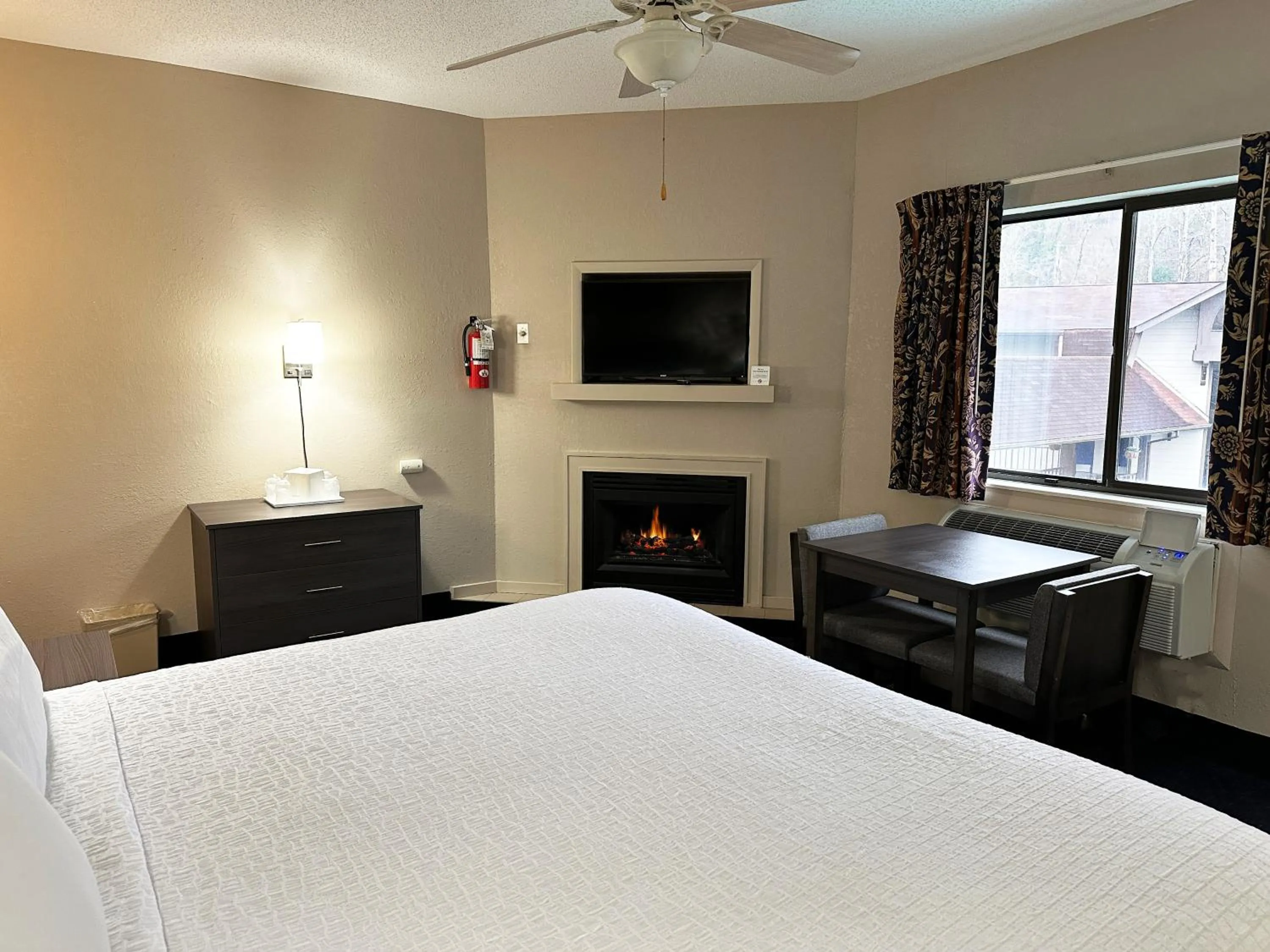 Bedroom, Bed in Sidney James Mountain Lodge