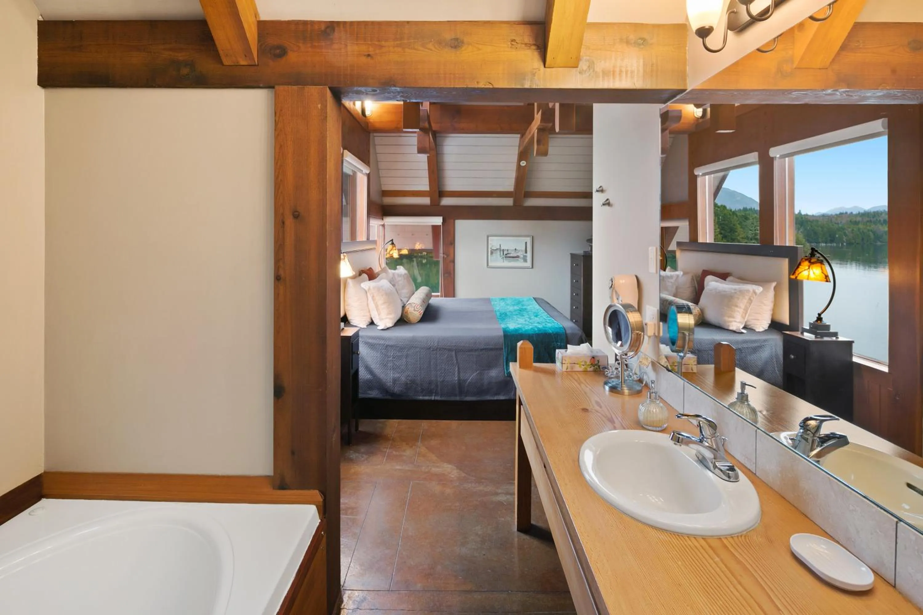 Bathroom, Bed in Black Rock Landing